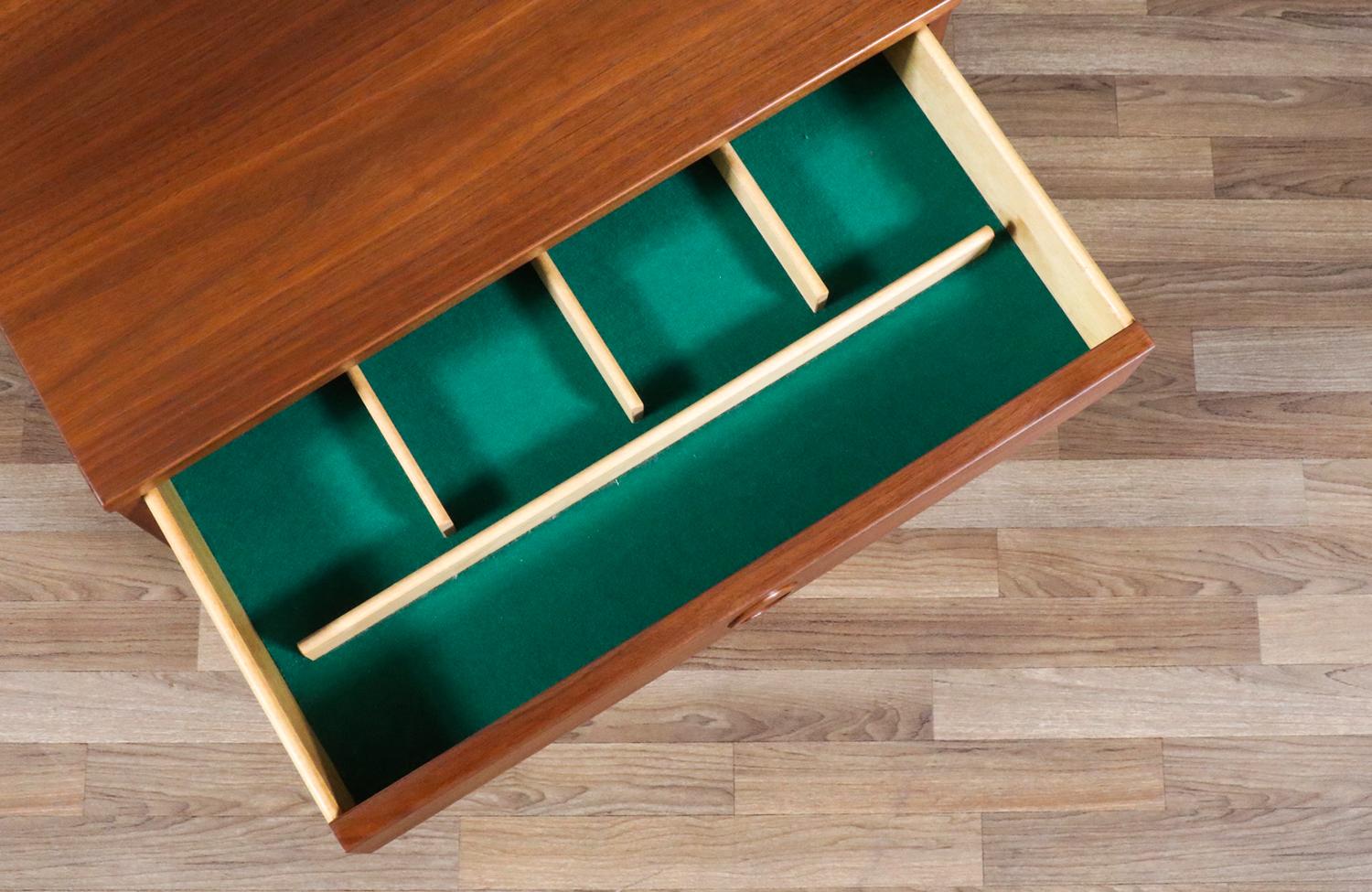 Fachmännisch restauriert - Yngve Ekström Model-507 Nussbaum-Nachtschränke für Dux (Walnuss) im Angebot