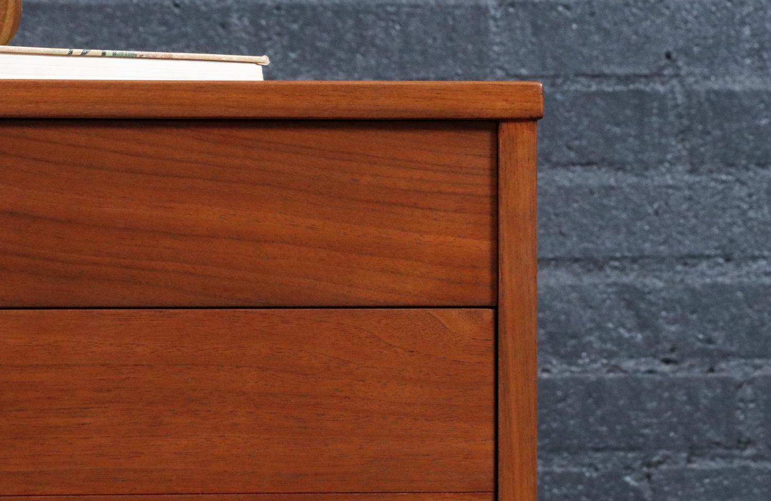 Fachmännisch restauriert - Yngve Ekström Model-507 Nussbaum-Nachtschränke für Dux im Angebot 1