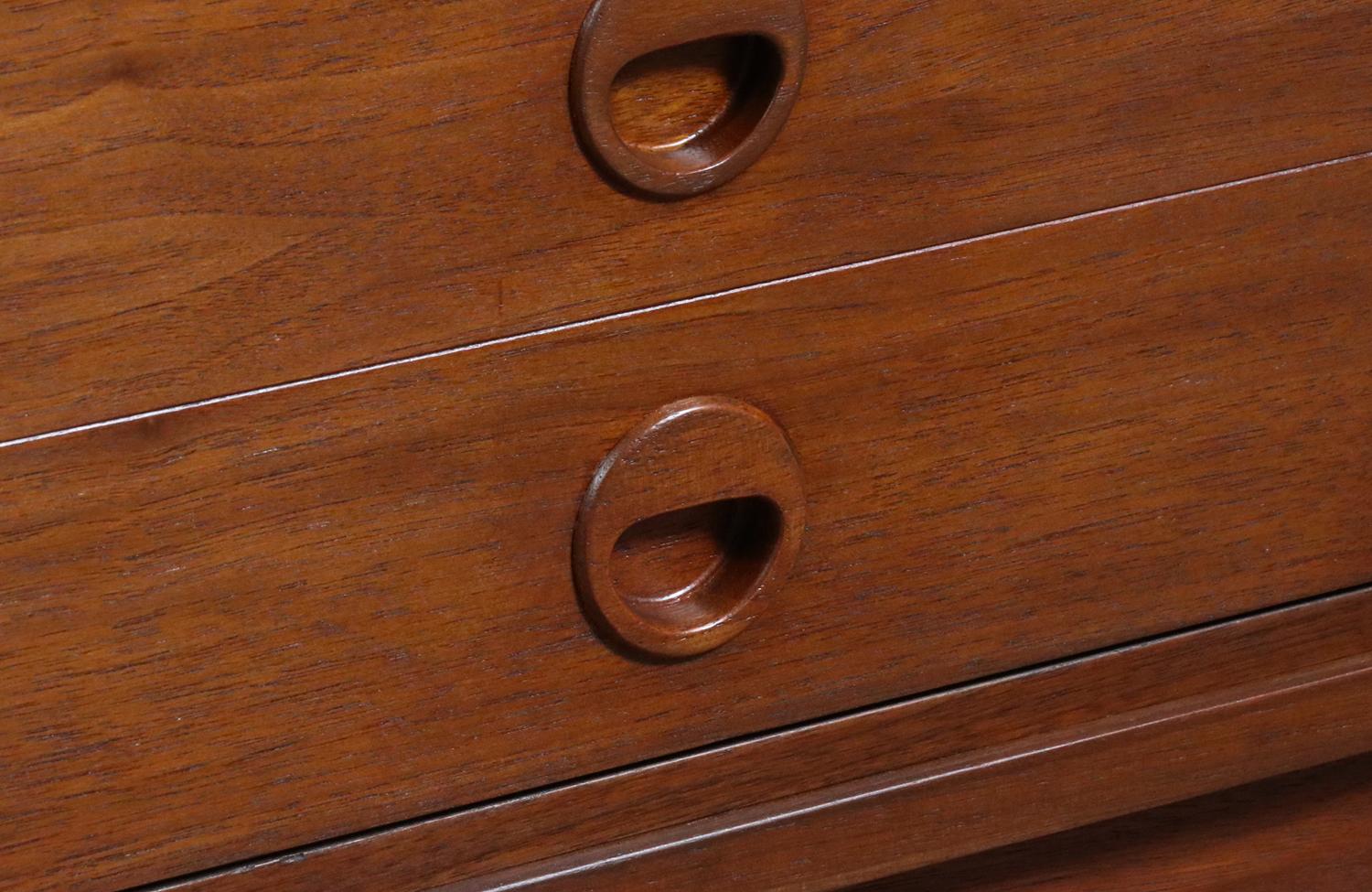 Fachmännisch restauriert - Yngve Ekström Model-507 Nussbaum-Nachtschränke für Dux im Angebot 2