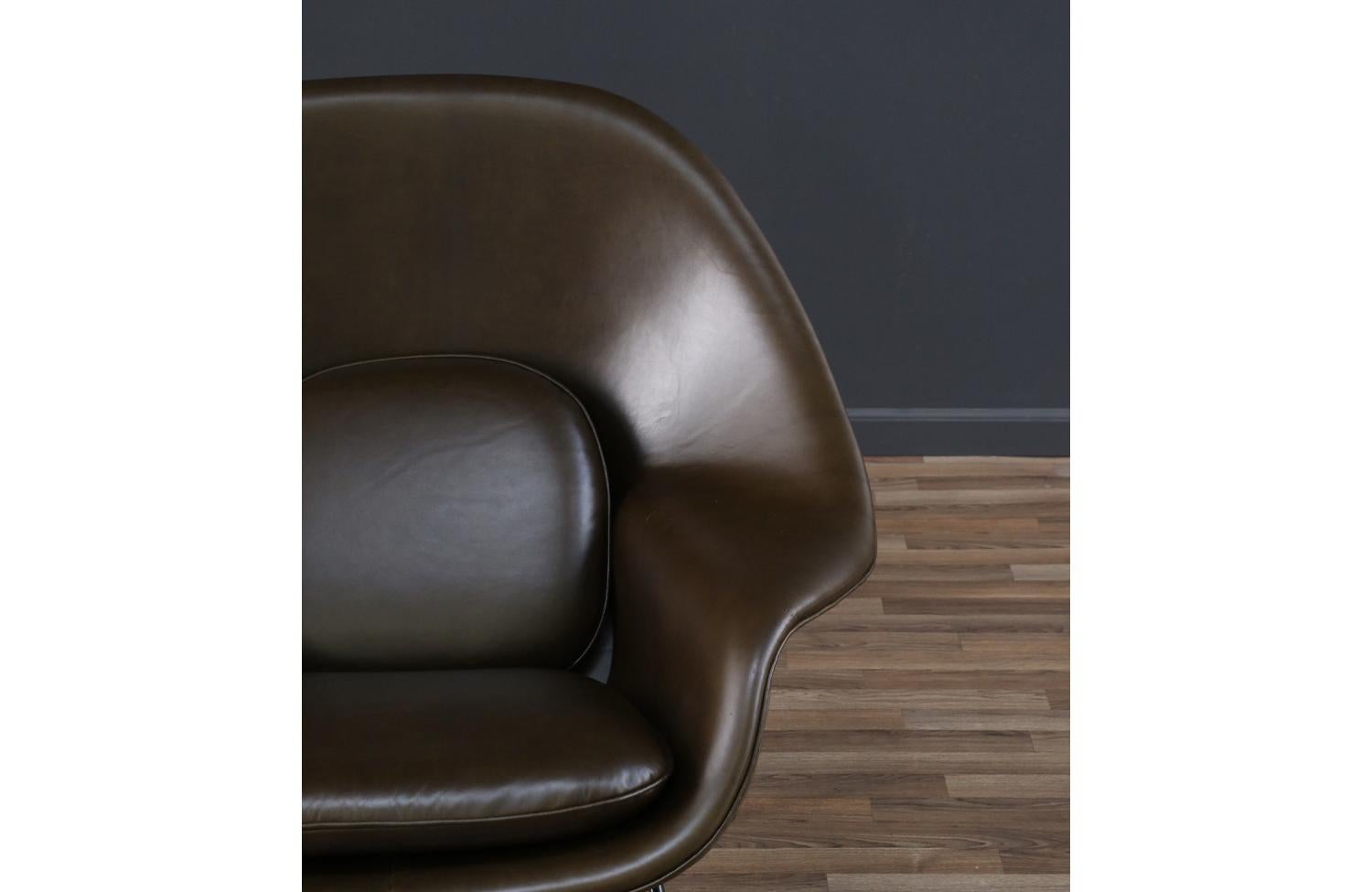 Fachmännisch restauriert - Eero Saarinen Womb Waldgrüner Lederstuhl für Knoll im Angebot 2