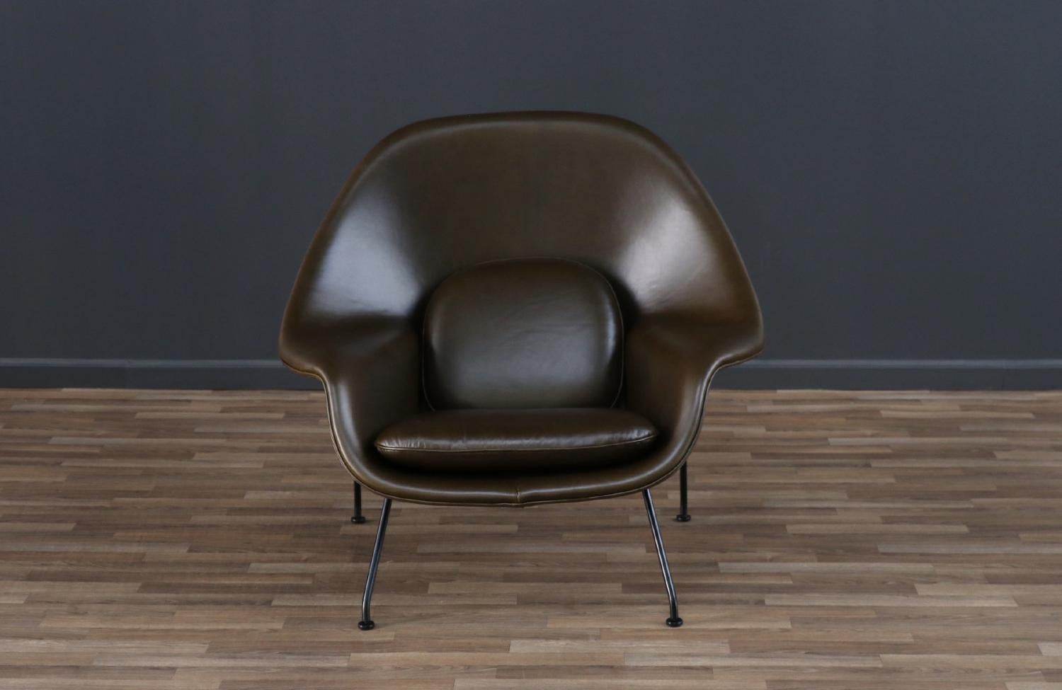 Fachmännisch restauriert - Eero Saarinen Womb Waldgrüner Lederstuhl für Knoll (Moderne der Mitte des Jahrhunderts) im Angebot