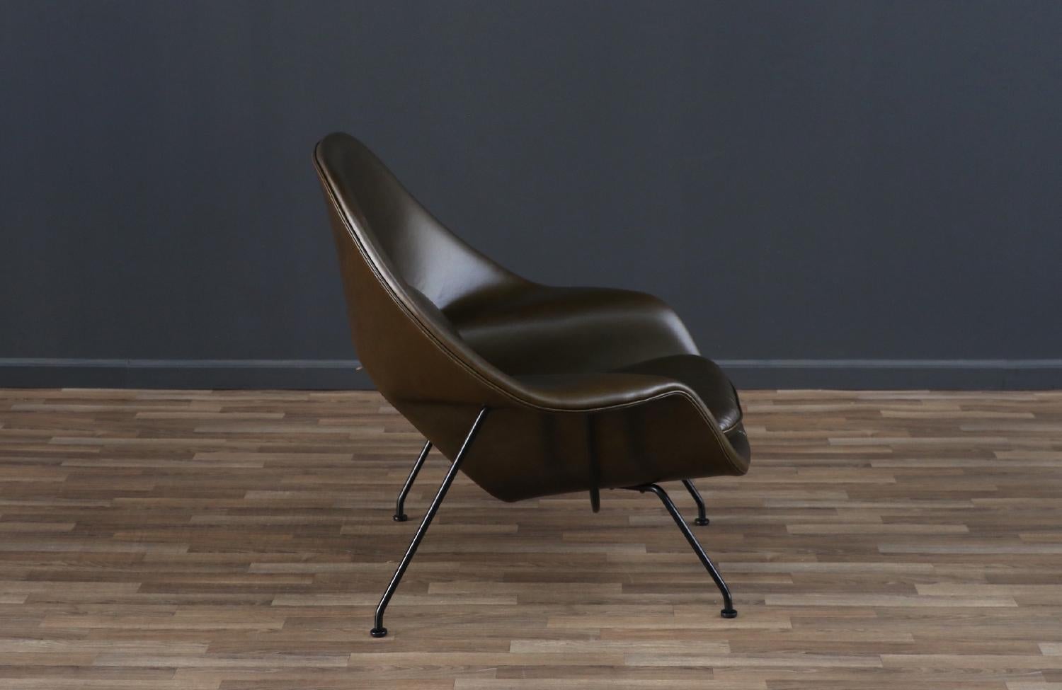 Fachmännisch restauriert - Eero Saarinen Womb Waldgrüner Lederstuhl für Knoll (amerikanisch) im Angebot