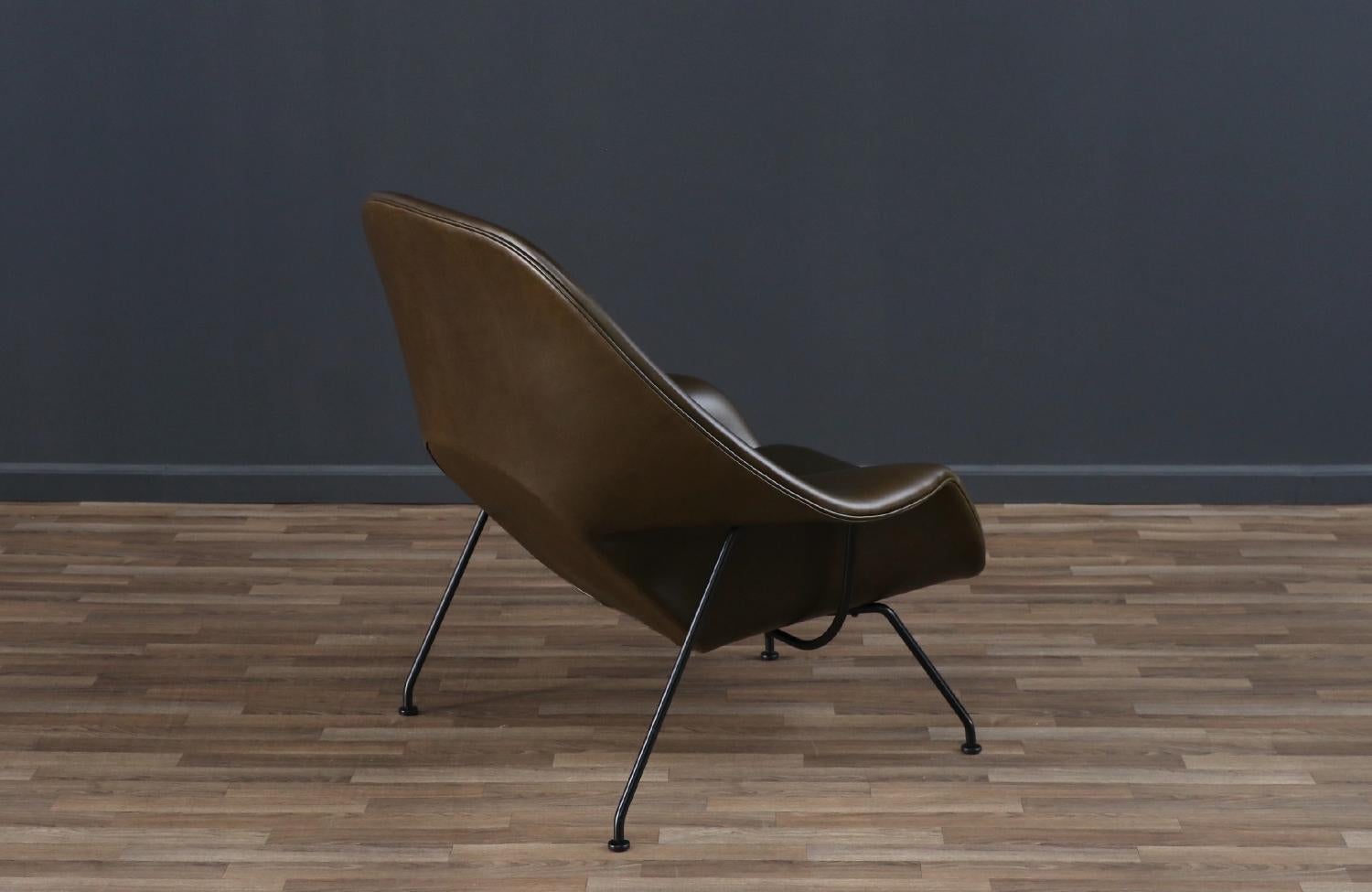 Fachmännisch restauriert - Eero Saarinen Womb Waldgrüner Lederstuhl für Knoll (Poliert) im Angebot