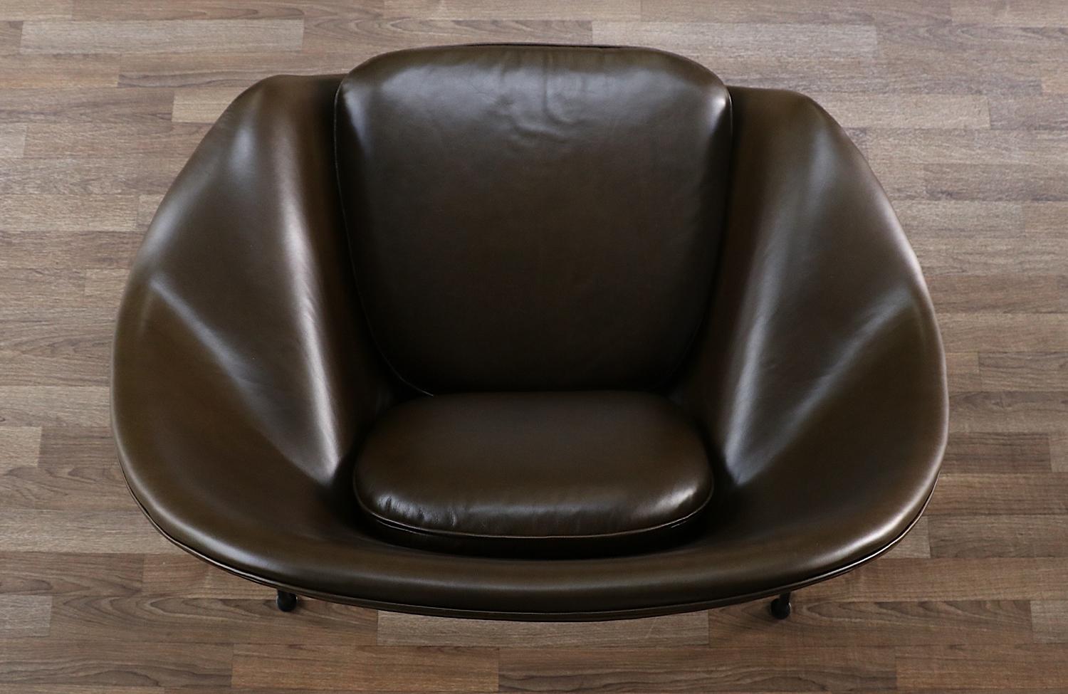 Fachmännisch restauriert - Eero Saarinen Womb Waldgrüner Lederstuhl für Knoll im Zustand „Hervorragend“ im Angebot in Los Angeles, CA