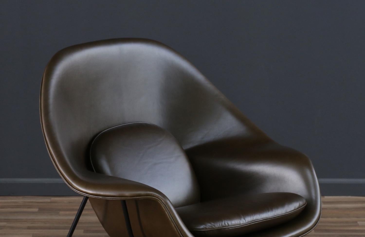 Fachmännisch restauriert - Eero Saarinen Womb Waldgrüner Lederstuhl für Knoll (Mitte des 20. Jahrhunderts) im Angebot