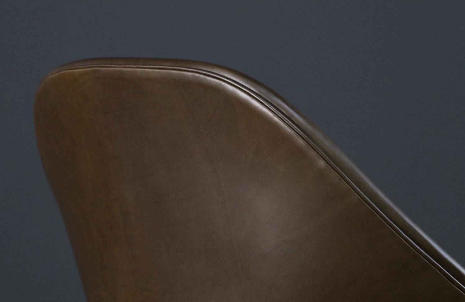 Fachmännisch restauriert - Eero Saarinen Womb Waldgrüner Lederstuhl für Knoll (Stahl) im Angebot