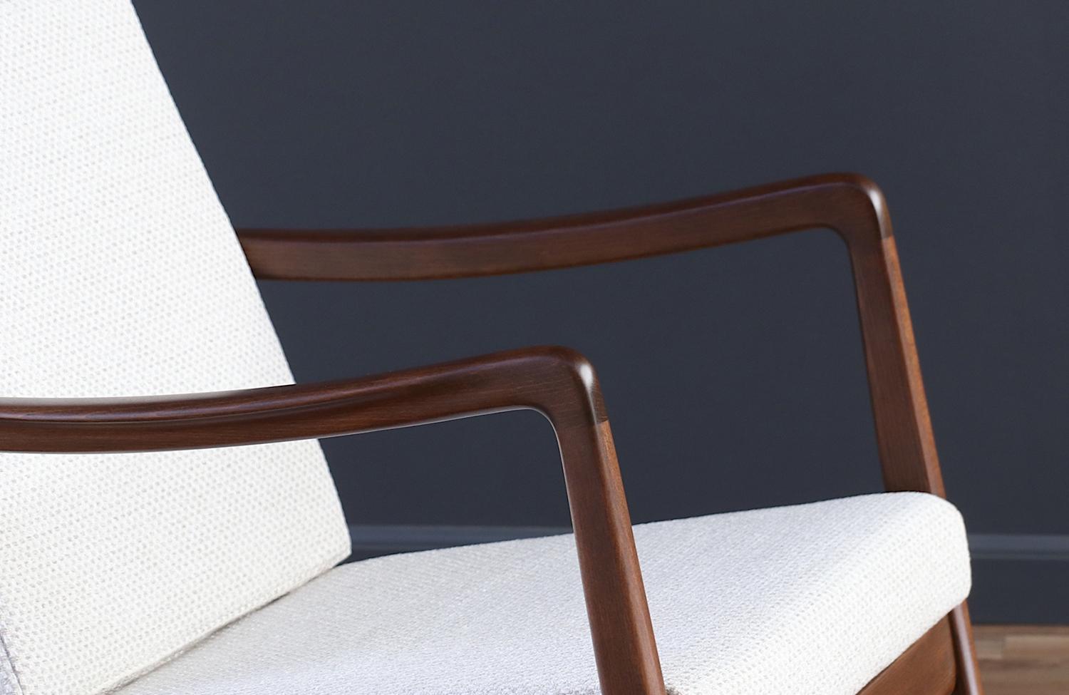 ExpertlyRestored-Ole Wanscher Model FD-120 Walnut Rocking Chair for France & Son In Excellent Condition In Los Angeles, CA