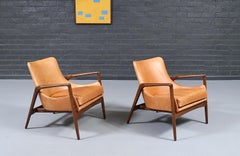 Fauteuils de salon modernes danois en cuir sculpté, signés Ib Kofod-Larsen, restaurés par des experts