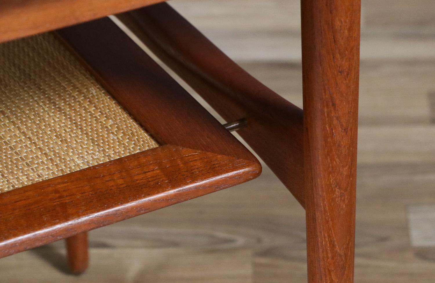 Tavolino in teak danese moderno sapientemente restaurato con ripiano per riviste di Moreddi in vendita 3