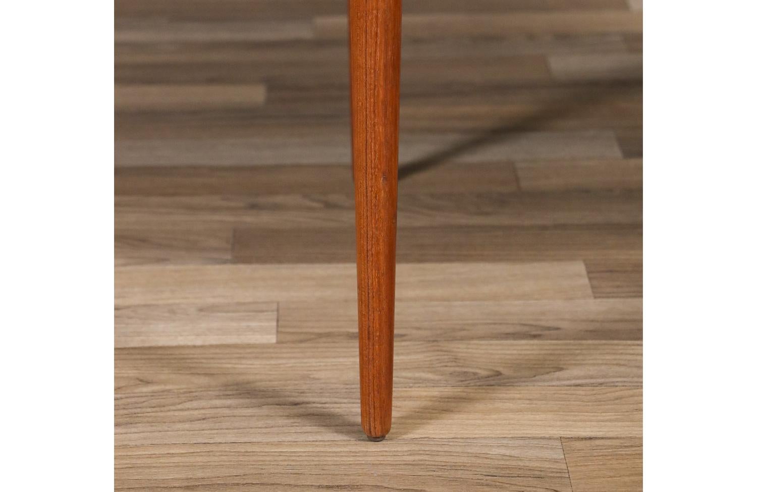 Tavolino in teak danese moderno sapientemente restaurato con ripiano per riviste di Moreddi in vendita 4