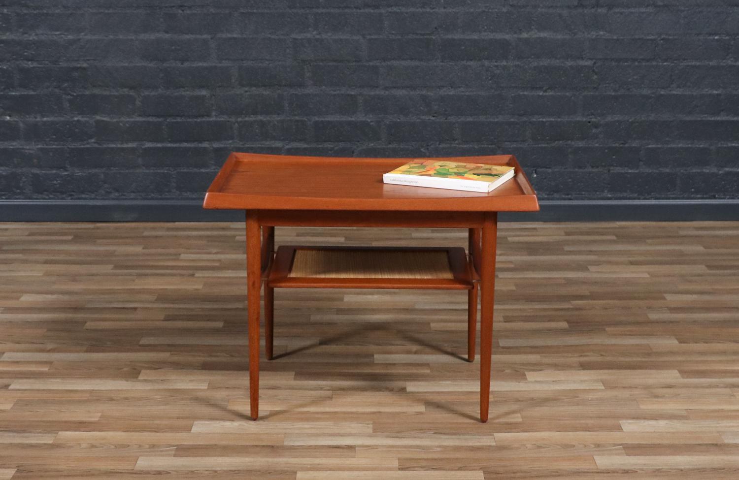 Mid-Century moderno Tavolino in teak danese moderno sapientemente restaurato con ripiano per riviste di Moreddi in vendita