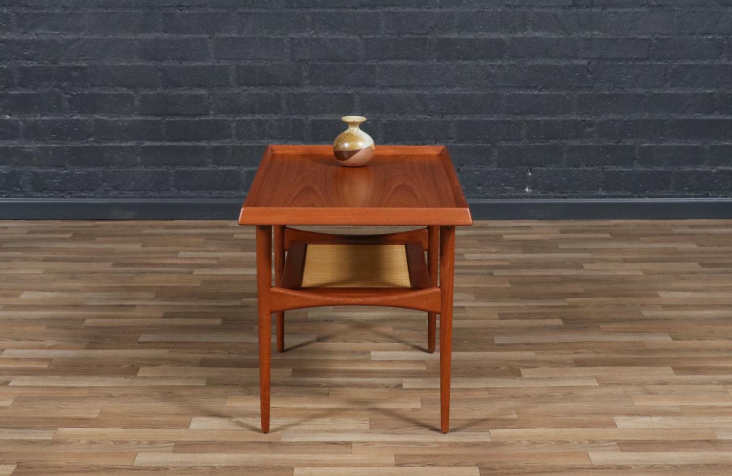Danese Tavolino in teak danese moderno sapientemente restaurato con ripiano per riviste di Moreddi in vendita