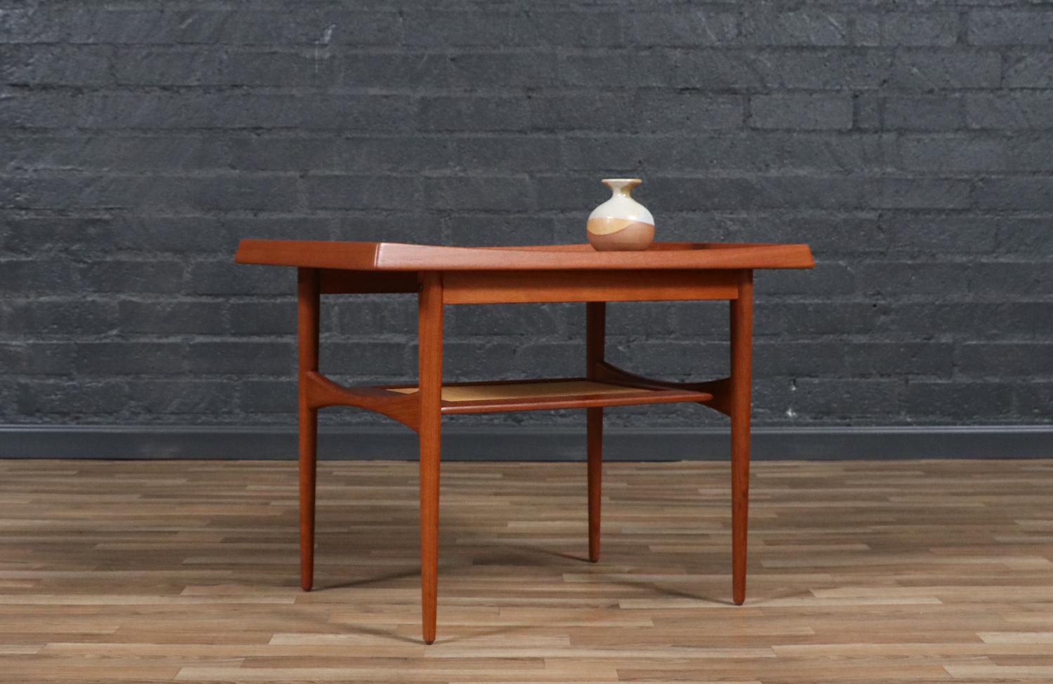 Tavolino in teak danese moderno sapientemente restaurato con ripiano per riviste di Moreddi In condizioni ottime in vendita a Los Angeles, CA