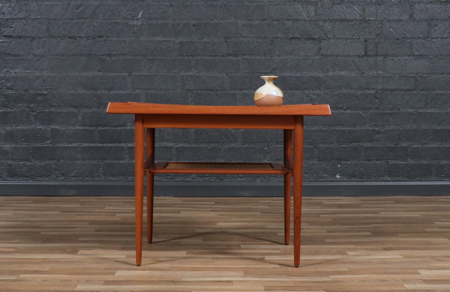 Metà XX secolo Tavolino in teak danese moderno sapientemente restaurato con ripiano per riviste di Moreddi in vendita