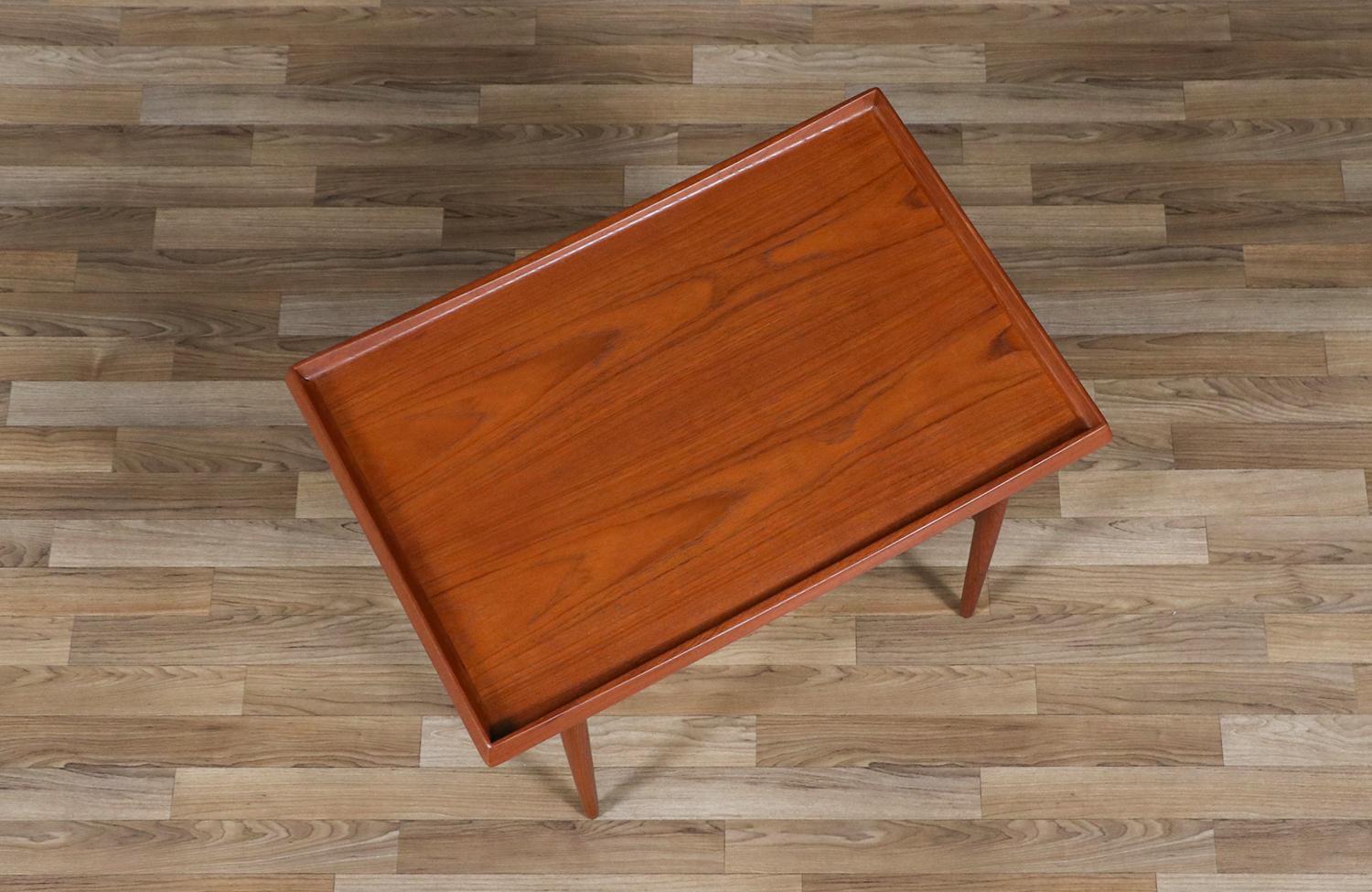 Legno Tavolino in teak danese moderno sapientemente restaurato con ripiano per riviste di Moreddi in vendita