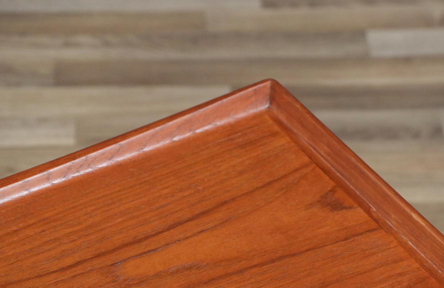 Tavolino in teak danese moderno sapientemente restaurato con ripiano per riviste di Moreddi in vendita 1