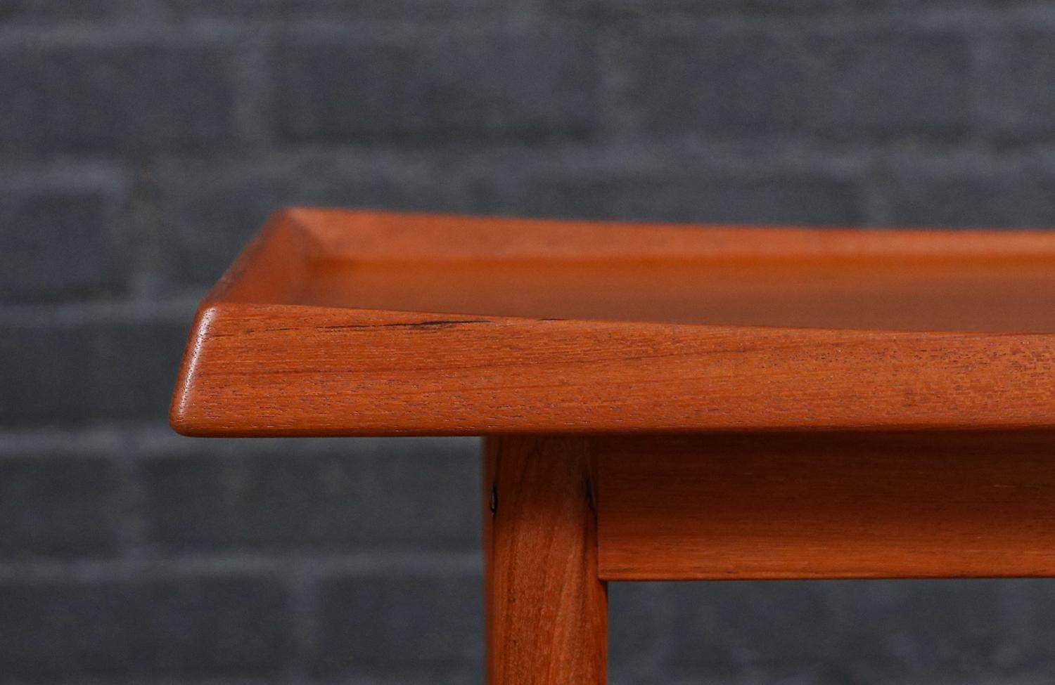 Tavolino in teak danese moderno sapientemente restaurato con ripiano per riviste di Moreddi in vendita 2