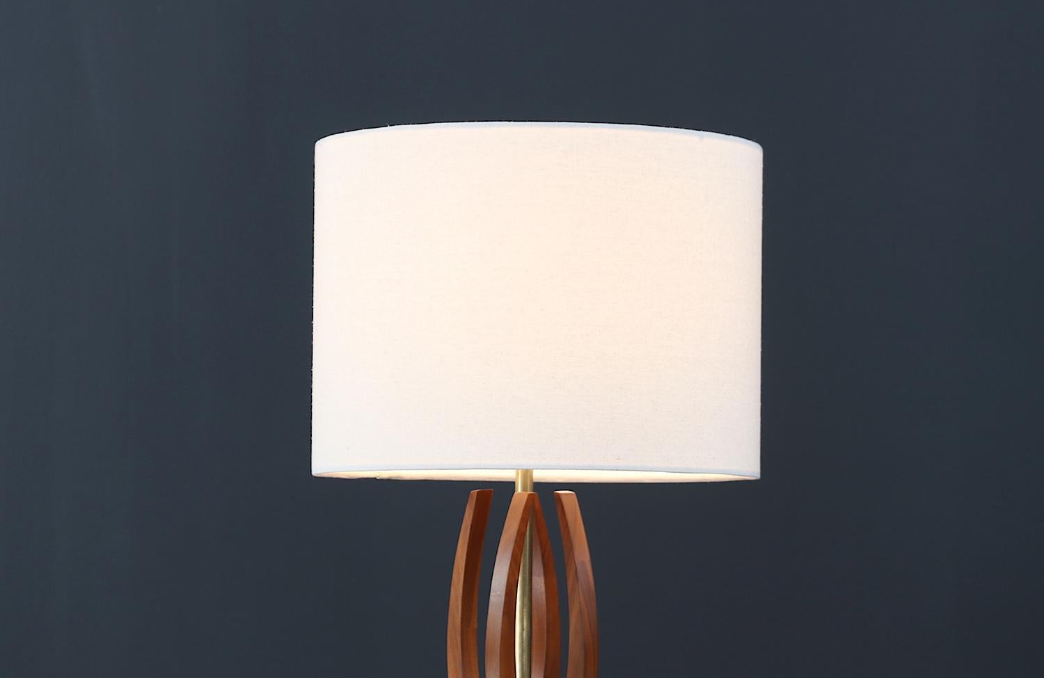 ExpertlyRestored - Mid-Century Modern Sculpted Spiral Walnut Table Lamp In Excellent Condition For Sale In Los Angeles, CA