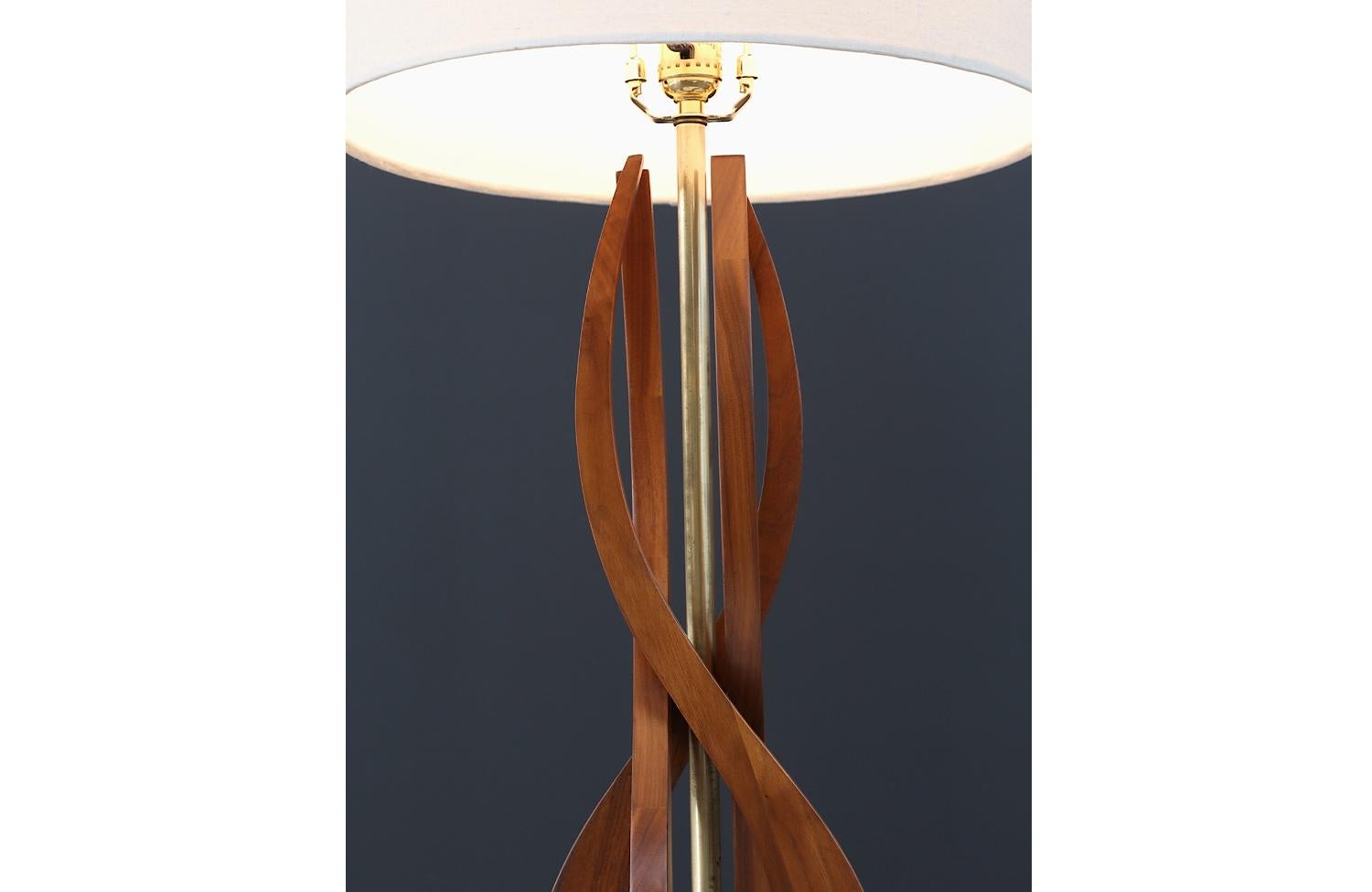ExpertlyRestored - Mid-Century Modern Sculpted Spiral Walnut Table Lamp For Sale 2