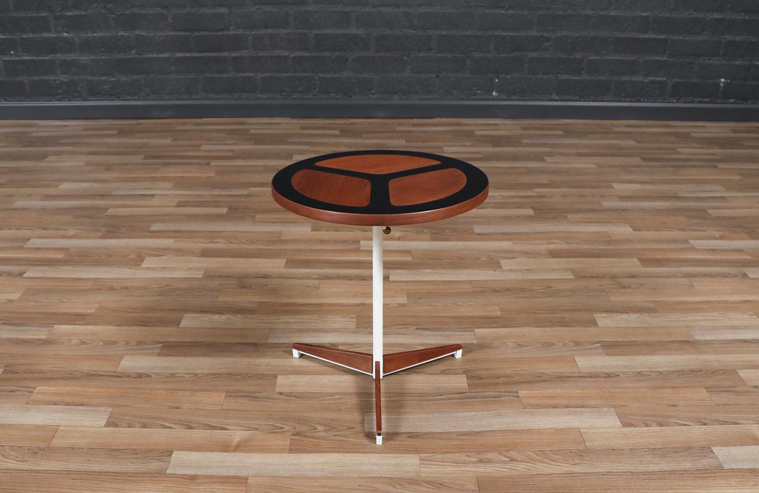 Mid-Century moderno ExpertlyRestored - Tavolino in resina a treppiede di Peter Pepper Products con il simbolo della pace in vendita