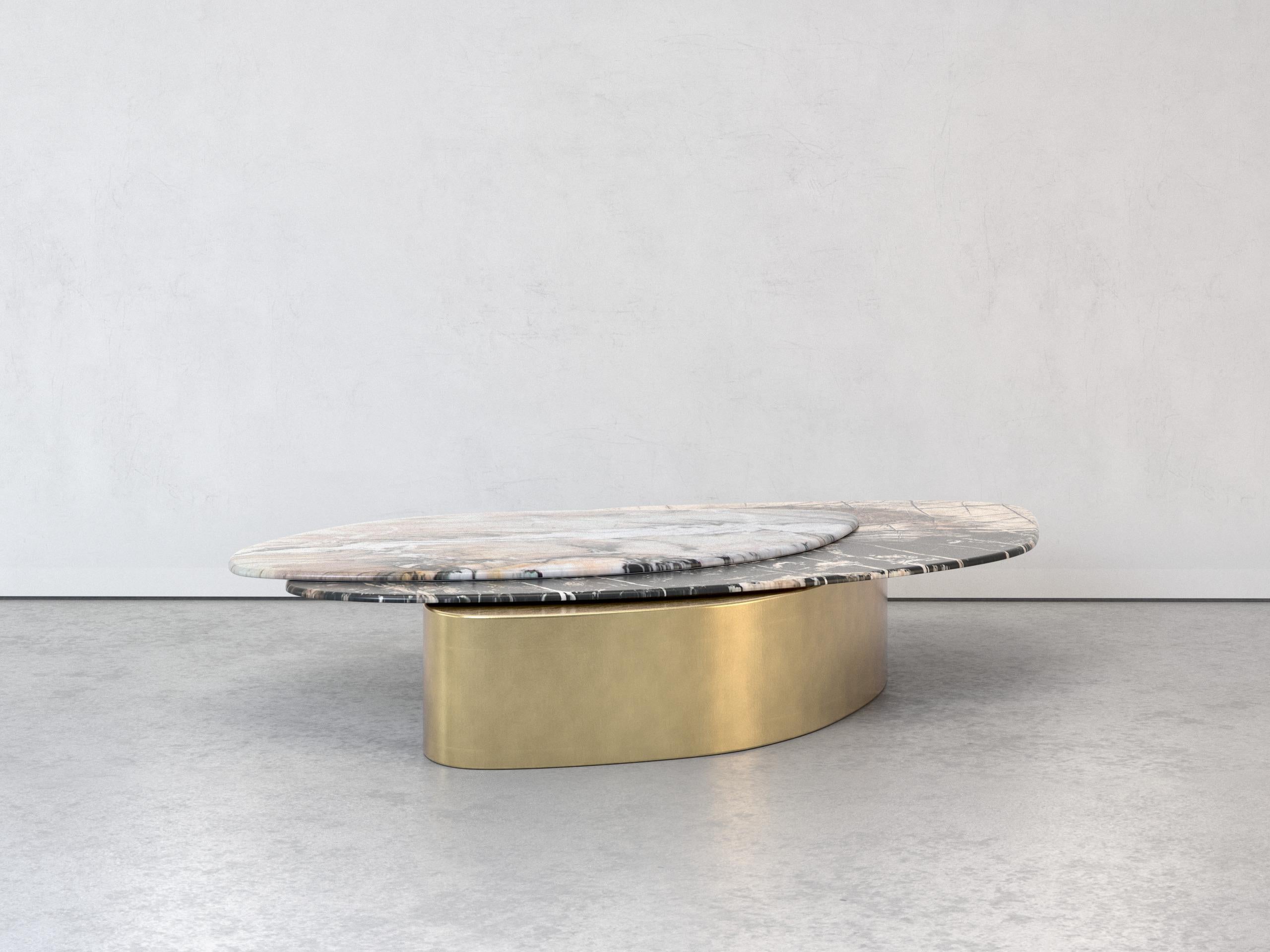 Postmoderne Table basse Explore I en pierre, laiton et verre en édition limitée Grzegorz Majka en vente
