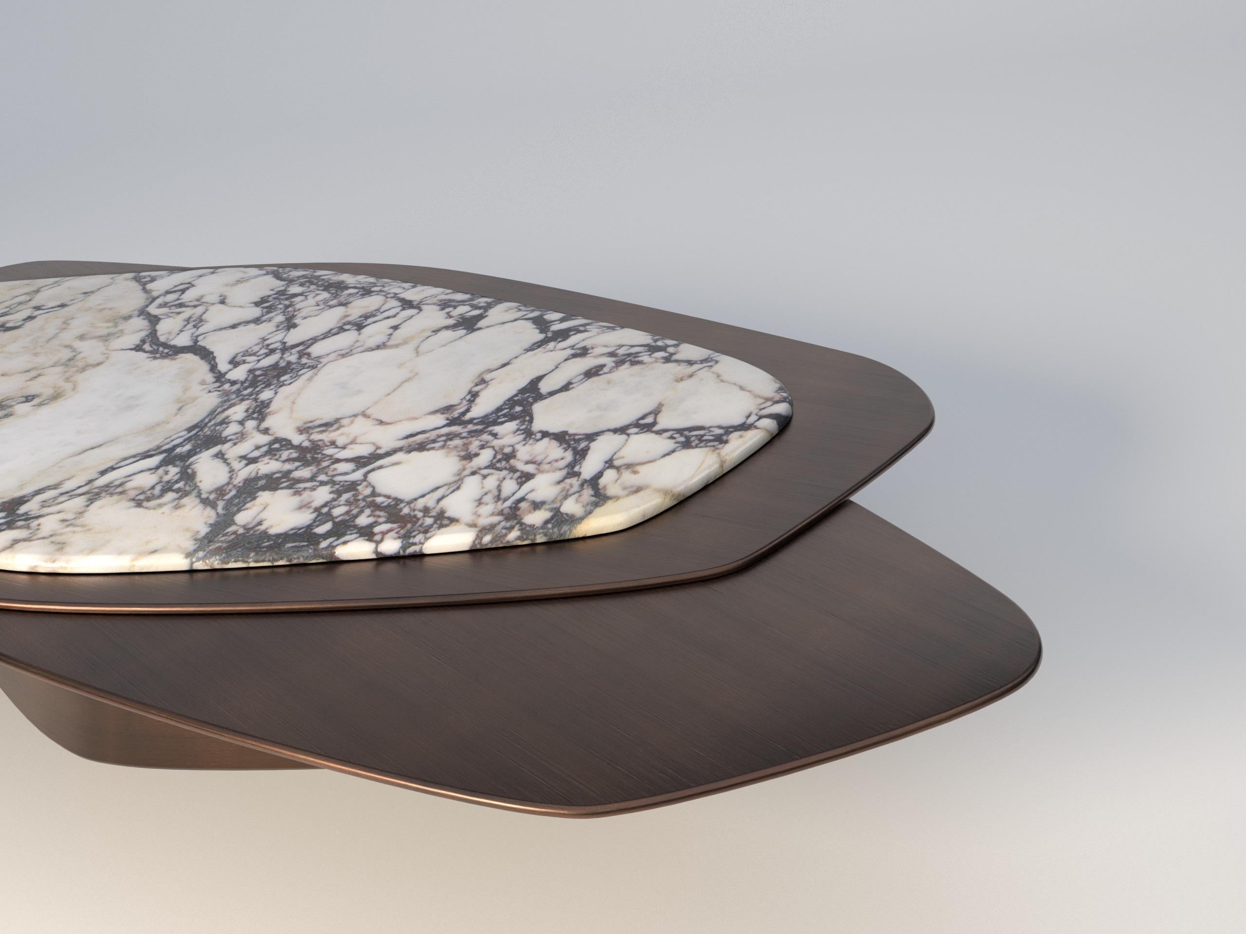 Postmoderne Table basse Explore III en bronze et Calacatta en édition limitée de Grzegorz Majka en vente