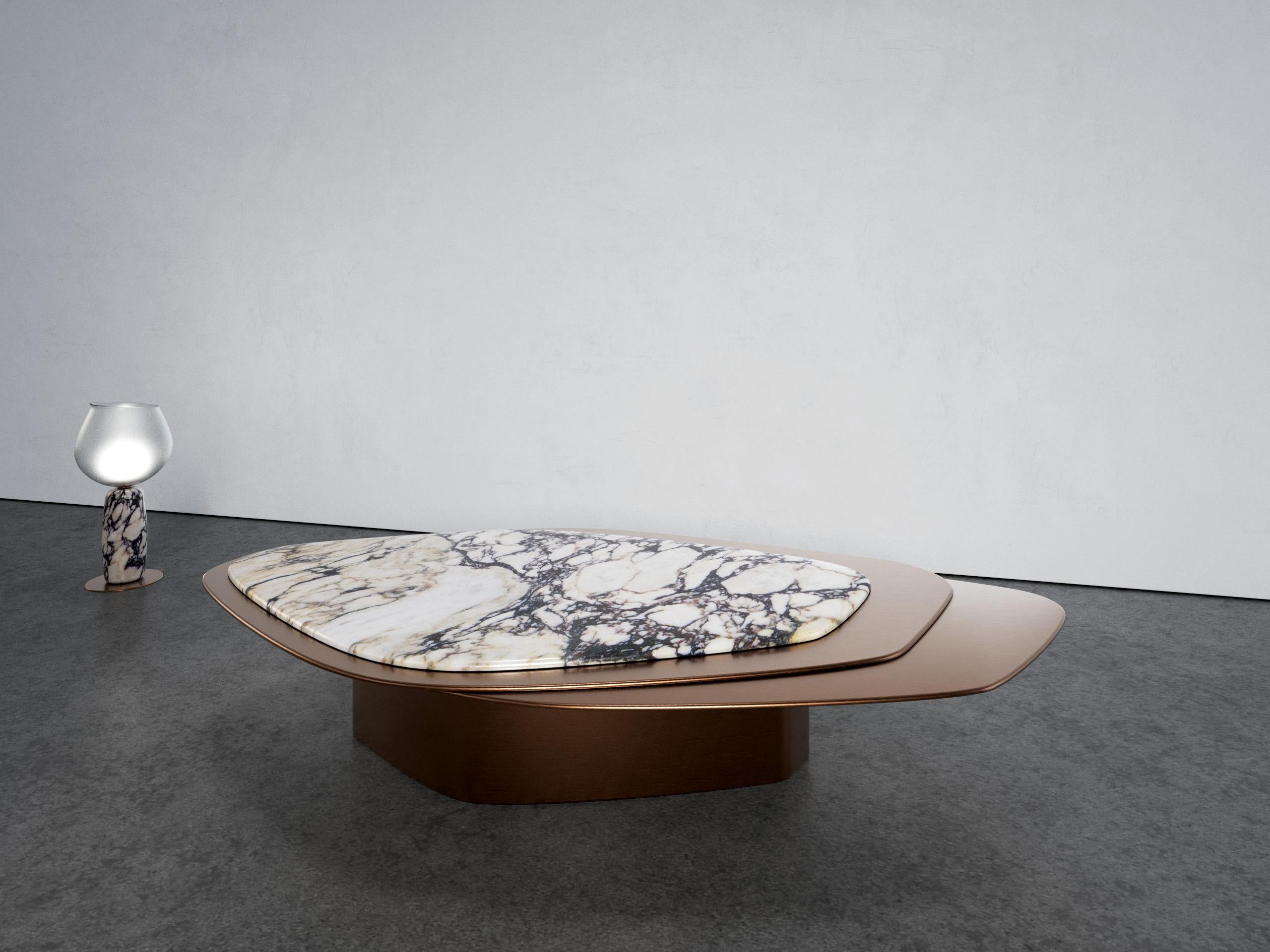 Britannique Table basse Explore III en bronze et Calacatta en édition limitée de Grzegorz Majka en vente