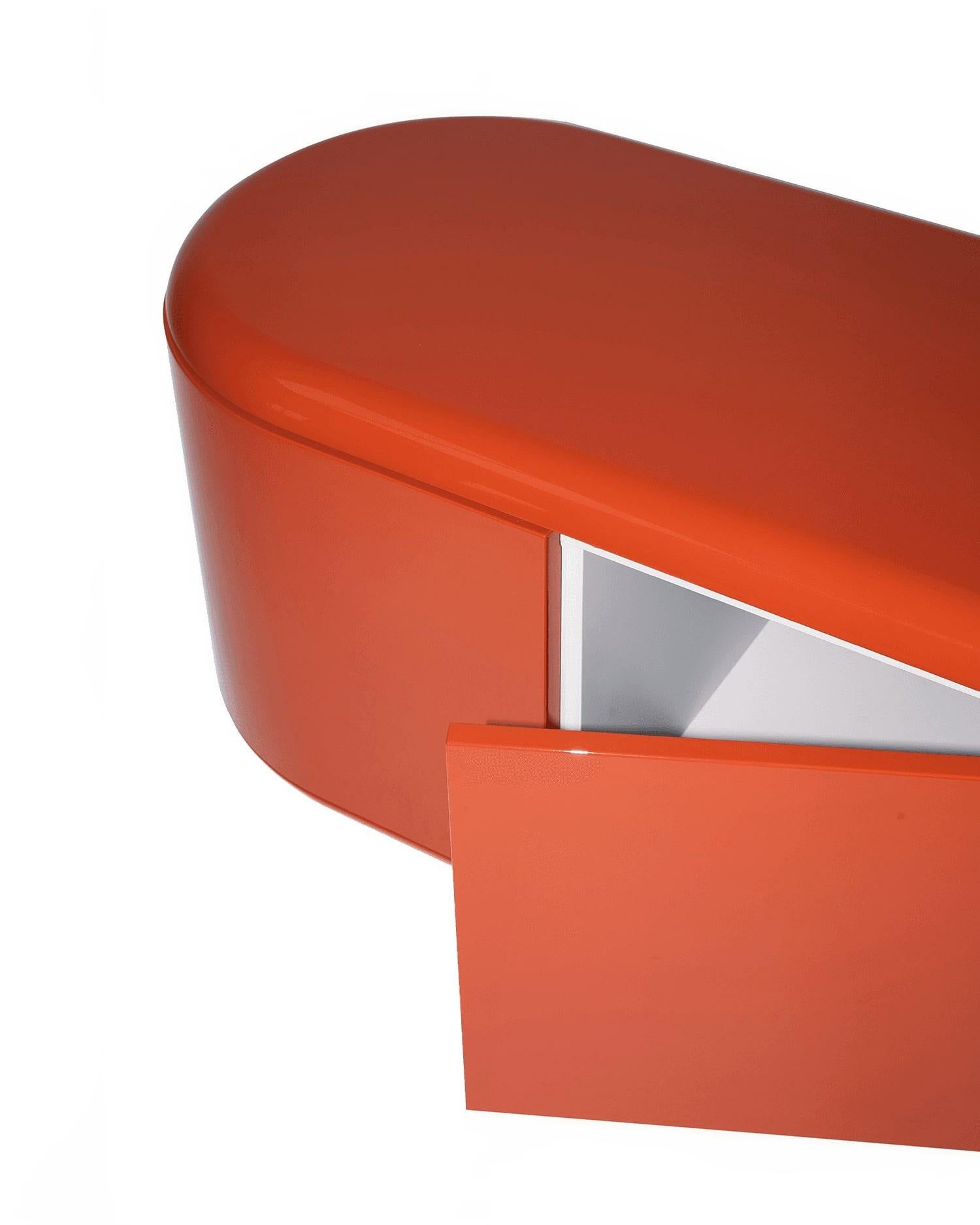 Mobile Explorer Small di Jaime Hayon per BD Barcelona
Il mobile Explorer, sinuoso ed elegante, è caratterizzato da curve spaziali, contenitori funzionali e colori ricchi.
Hayon vuole che i mobili si adattino a una casa a livello quasi personale. Le