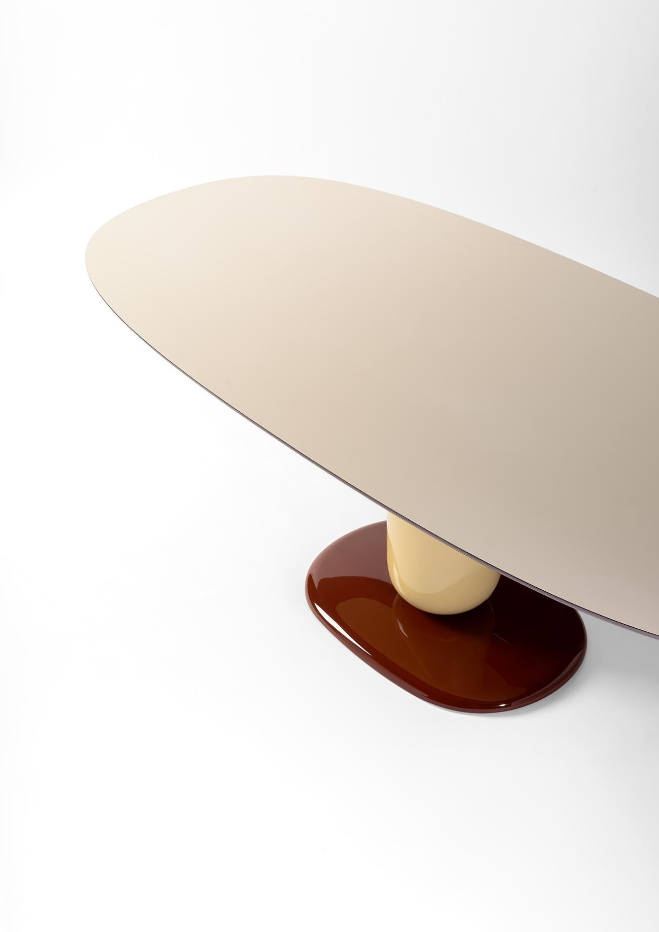 Dining Table Chesnut brown and Biege Gloss Lacquered Fibreglass by Jaime Hayon In New Condition In Barcelona, ES