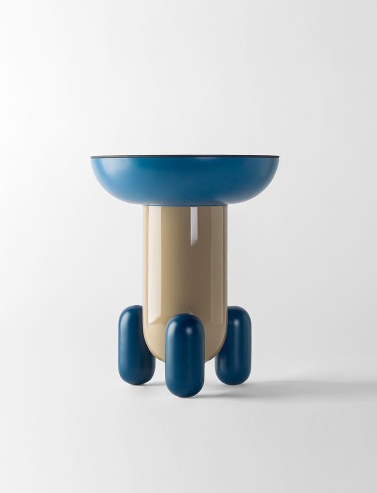 Espagnol Table d'appoint ronde Explorer de Jaime Hayon biege et fibre de verre laqué bleu  en vente