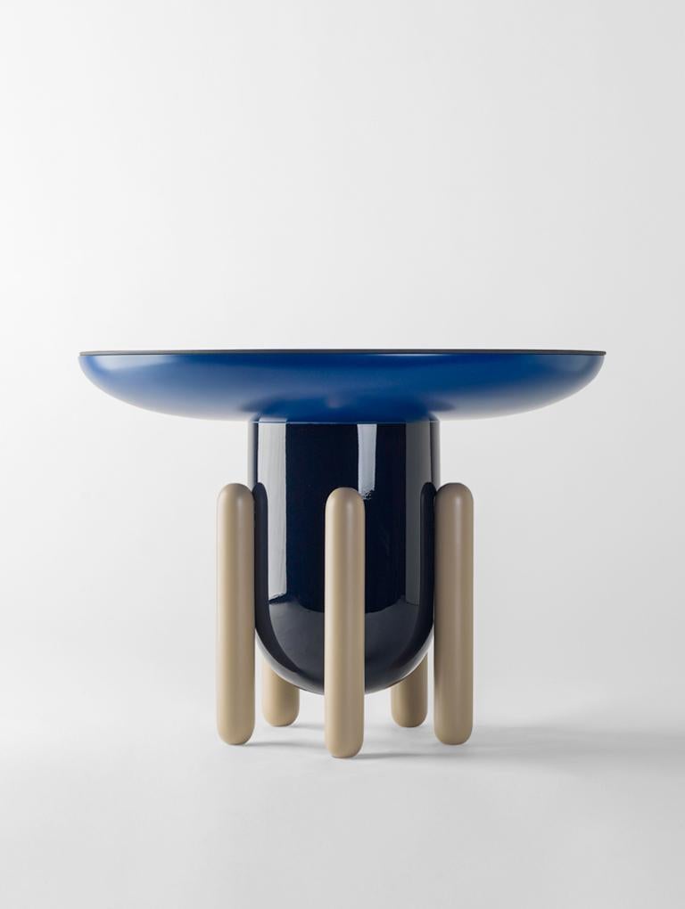 A series of side tables, Explorer 1, 2 and 3 inspired by the playful and what remind one of jelly-beans, rounded sweets that that children eat in the US. This childlike inspiration has at the same time a very elegant beauty. It’s about new shapes,