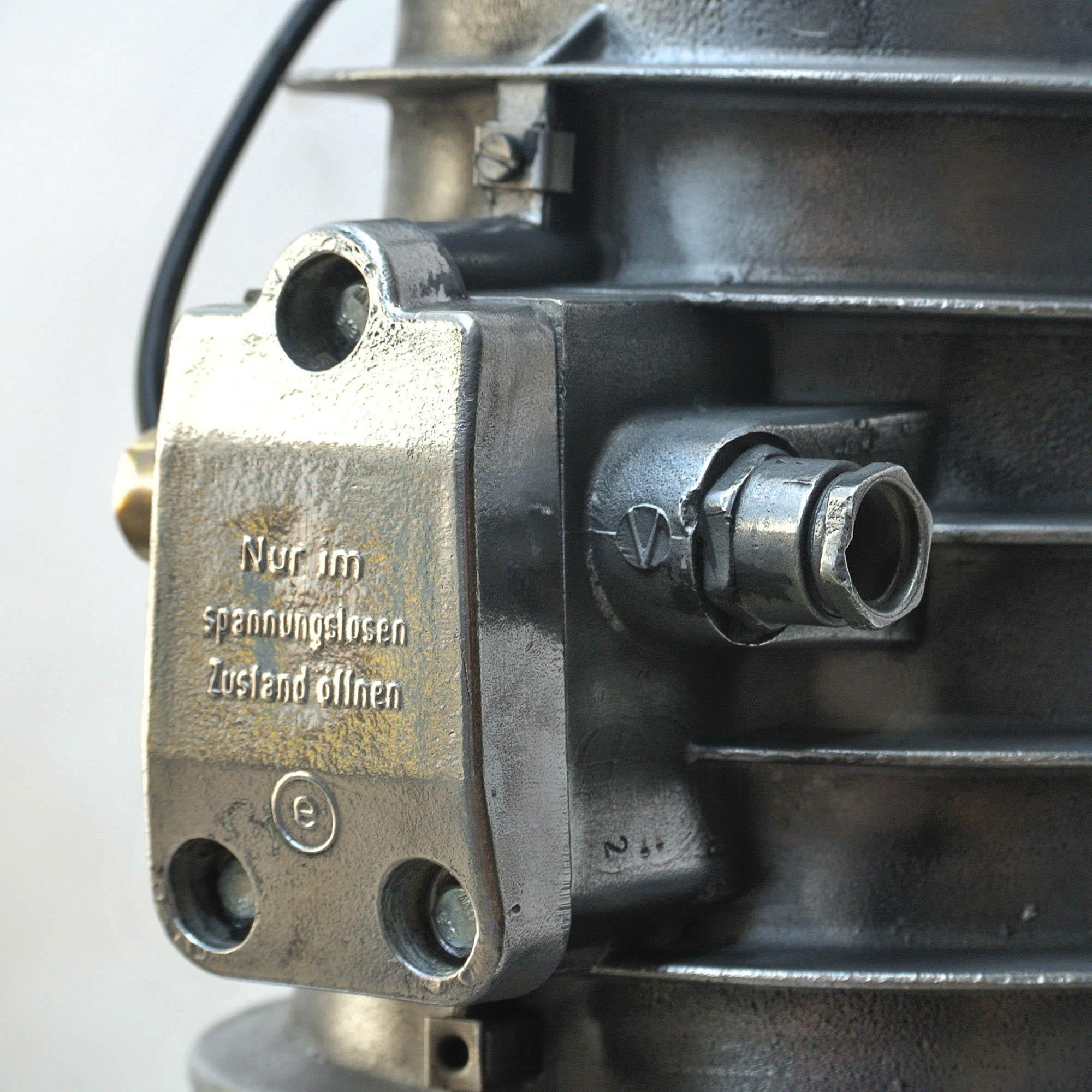 Luce antideflagrante utilizzata nell'industria chimica Germania, circa 1960-1969 in vendita 1