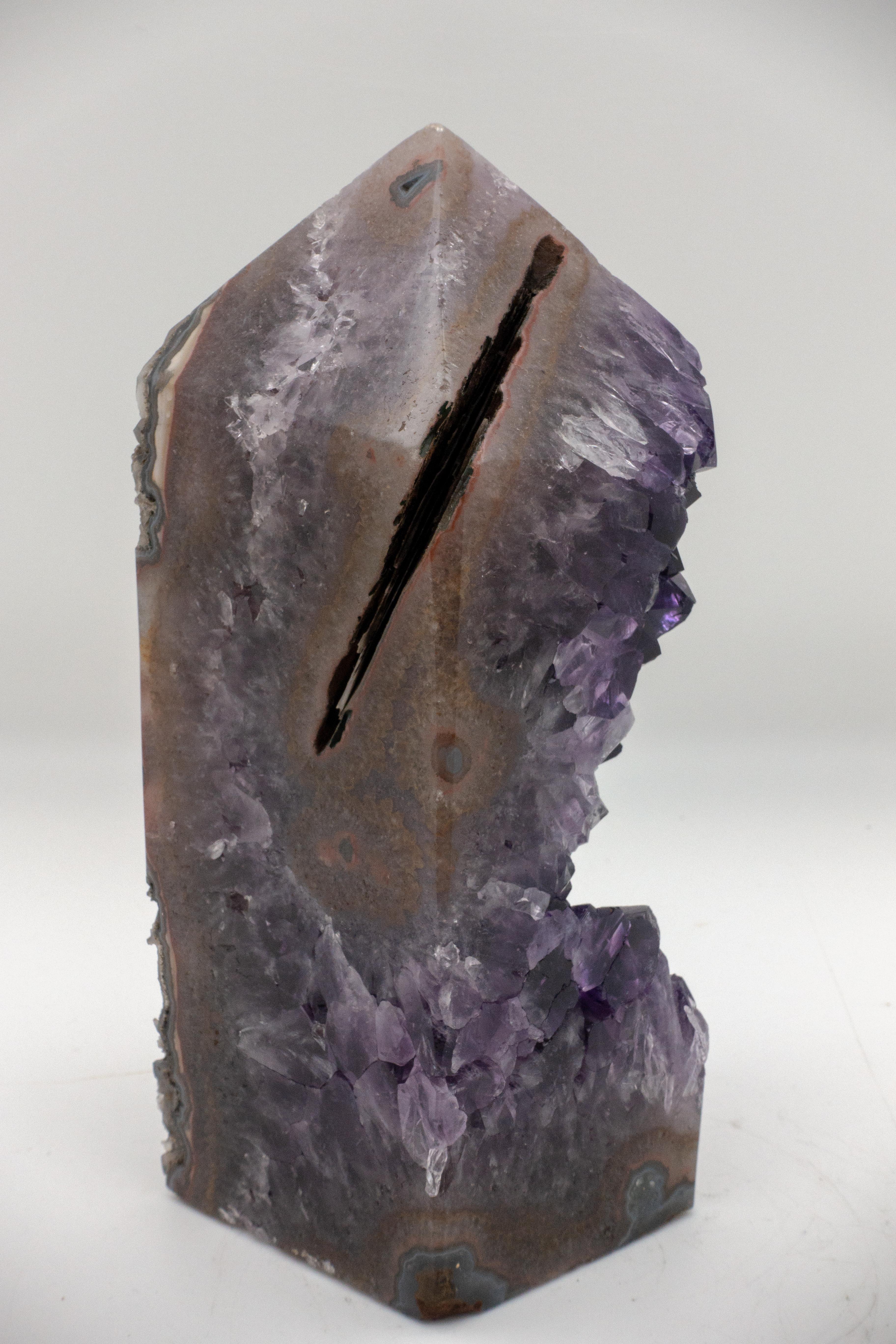 Amethyst- und Achat- Mineral-Obelisk mit ausgestelltem Kern (Organische Moderne)