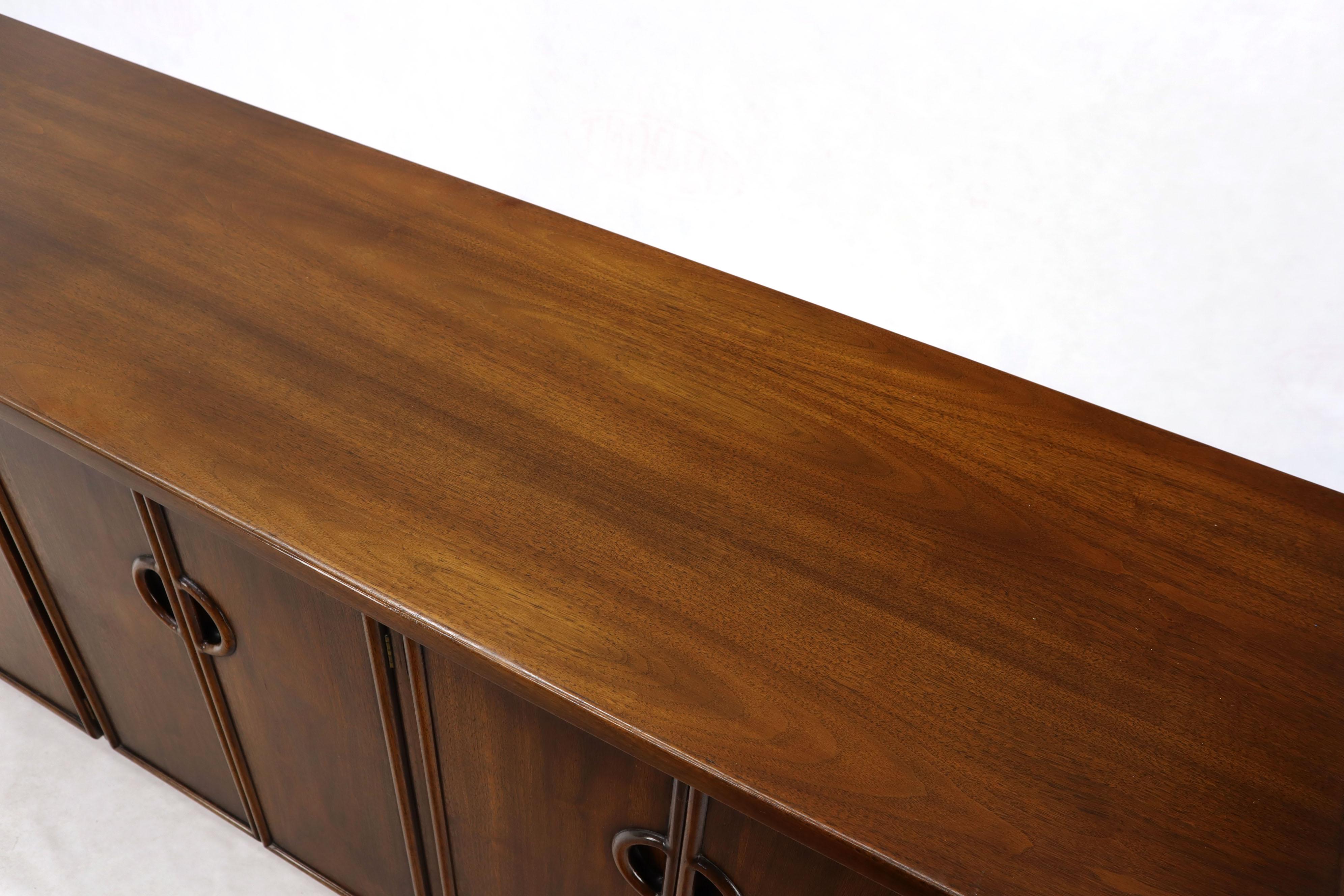 Exposed Sculptural Legs Nine Drawers Long Dresser Credenza In Excellent Condition For Sale In Rockaway, NJ