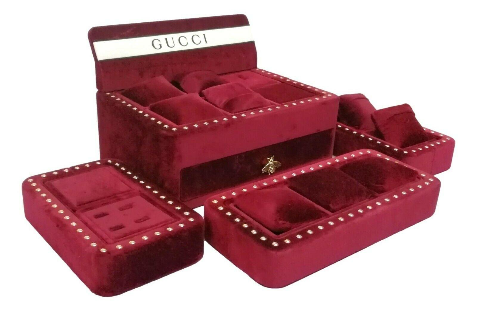 rare original Gucci display case set for watches and jewelry reserved exclusively for Gucci chain stores

made of burgundy velvet, it measures 20 cm in width, 30 cm in depth and 20 cm in height

equipped with a four-place drawer with bee-shaped