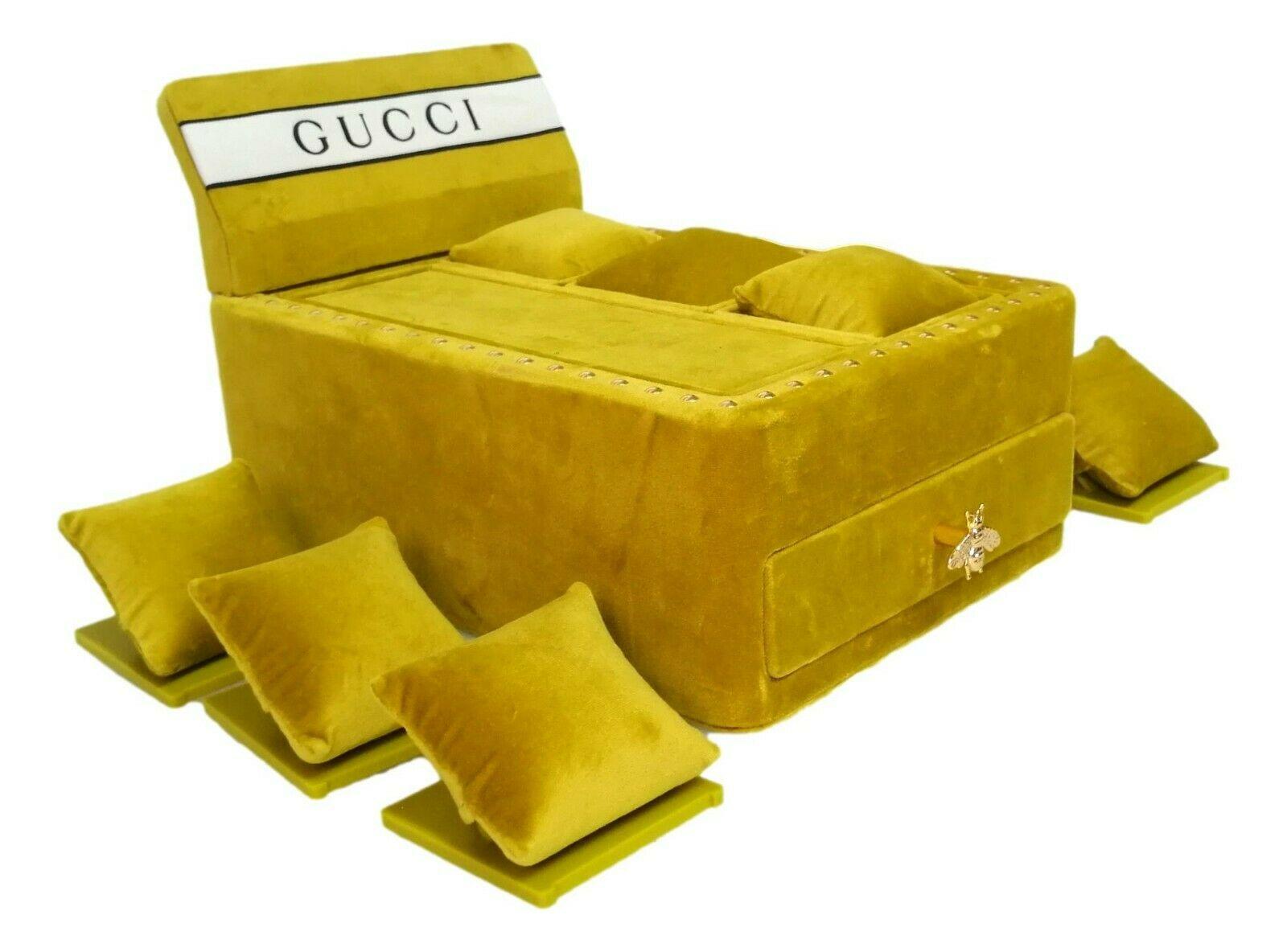 Rare original gucci watch and jewelry display exclusively reserved for gucci chain stores

made of mustard yellow velvet, it measures 20 cm in width, 30 cm in depth and 20 cm in height

equipped with a four-place drawer with bee-shaped