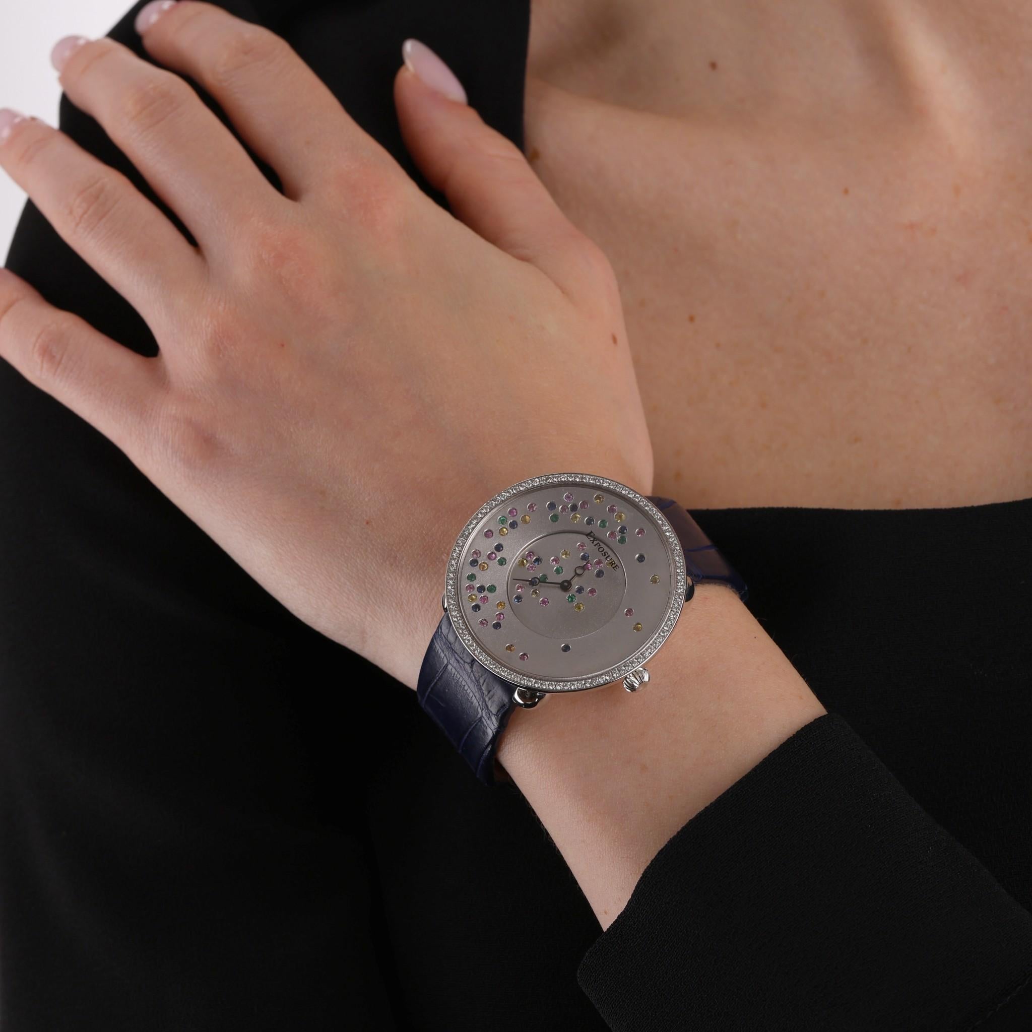 Montre suisse Exposure avec bracelet en peau d'alligator

Grand boîtier de montre en acier inoxydable fabriqué à la main et entièrement orné de diamants sur la lunette extérieure.

Le cadran de la montre est incrusté de multiples joyaux multicolores