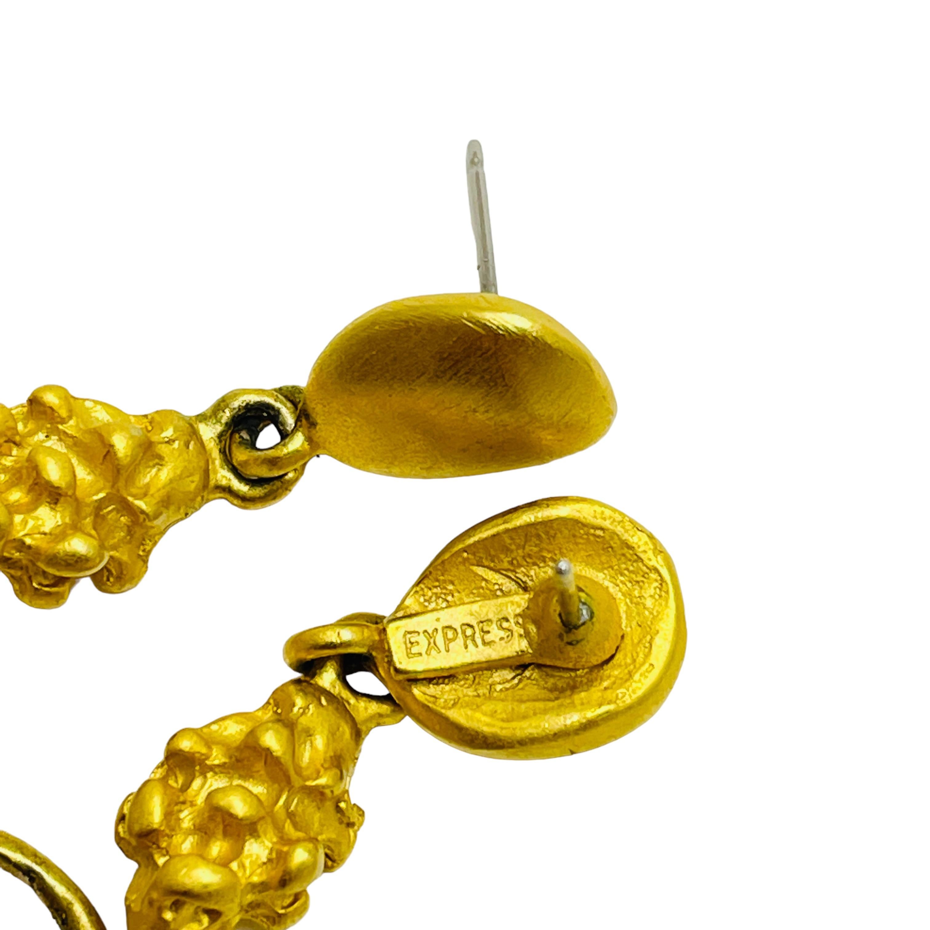 EXPRESS signierte Vintage Designer-Ohrringe aus mattem Gold im Zustand „Gut“ im Angebot in Palos Hills, IL