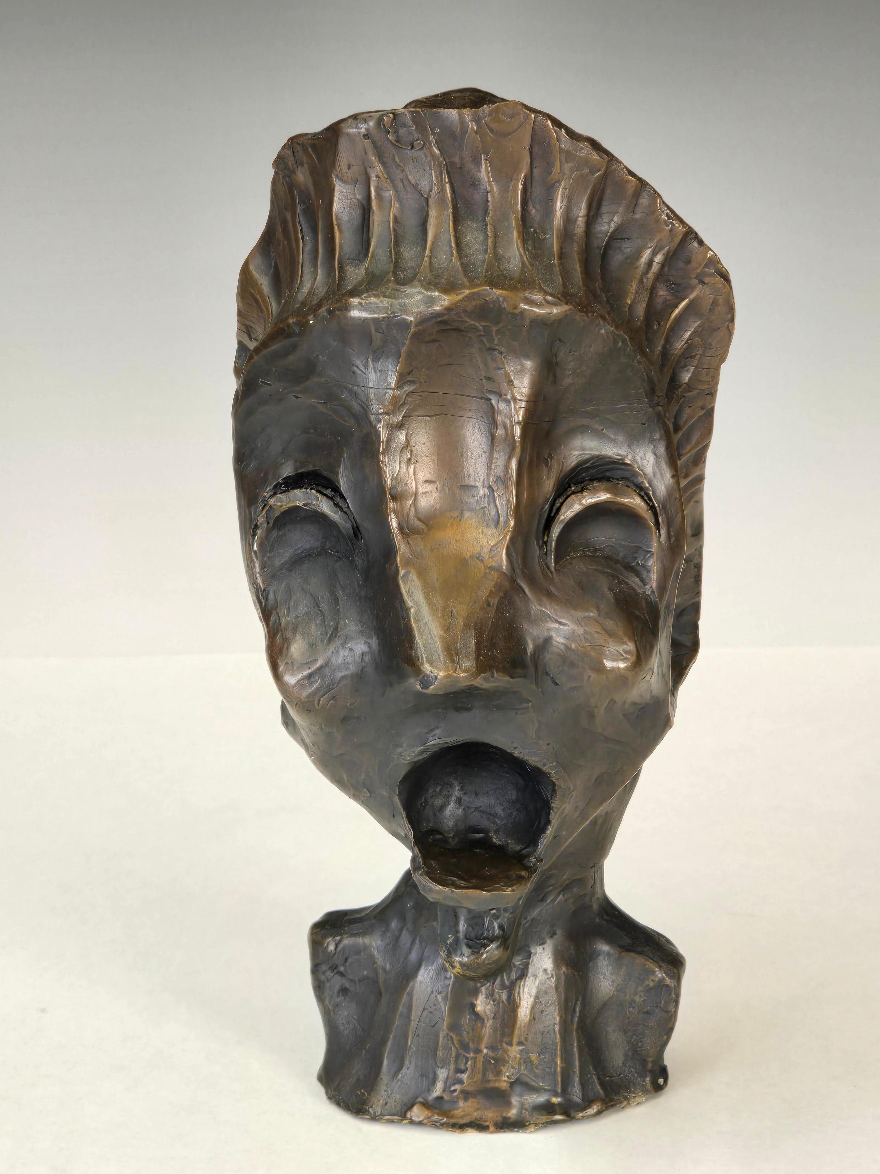 Busto espressionista in bronzo del XX secolo, simile nello stile all'Urlo.   Sembra la fusione di un artista rispetto a quella di una fonderia.   Sembra che un tempo fosse attaccato a un blocco di marmo, purtroppo mancante, ma è meraviglioso da