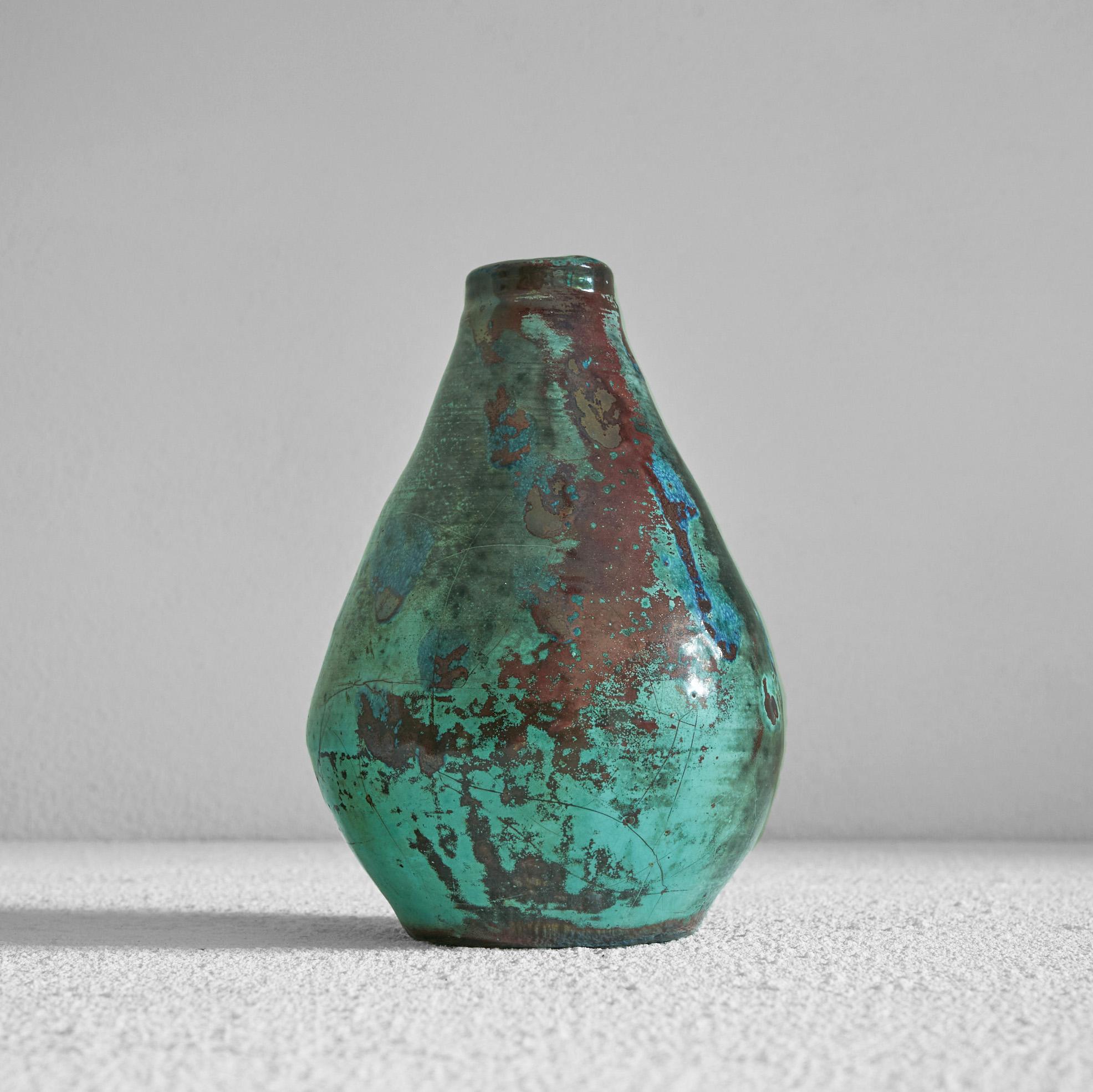 Vase expressionniste en poterie émaillée. Début du 20e siècle. 

Il s'agit d'un superbe vase en poterie du début du 20e siècle avec une glaçure très colorée et expressionniste. Des couleurs changeantes étonnantes qui font de ce vase un véritable
