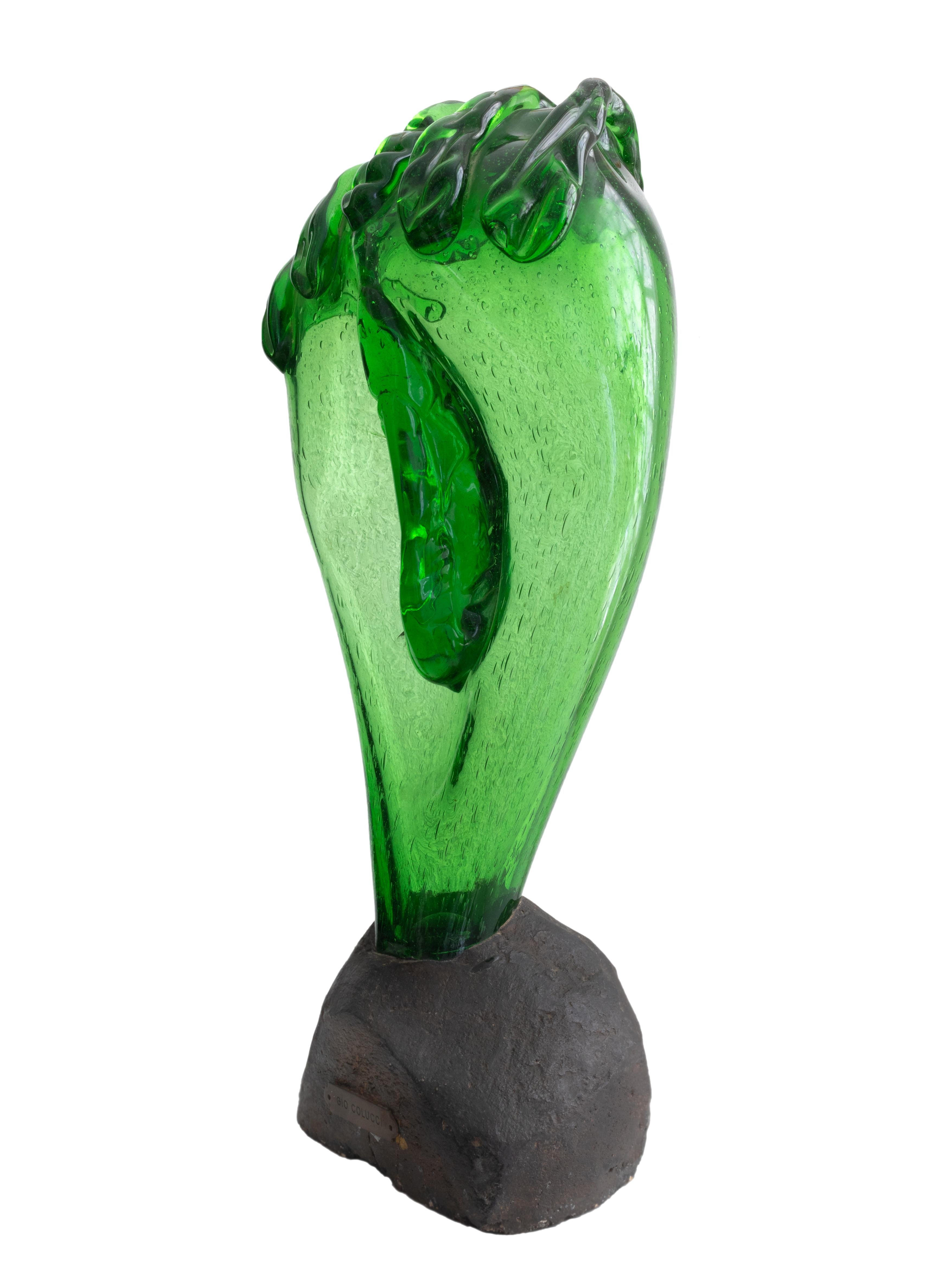 Questa straordinaria scultura espressionista in vetro verde policromo è un raro originale degli anni '50 dell'artista italo-francese Gio Colucci (1892-1974). Una scultura che mette in mostra l'audace fusione di colore, astrazione ed emozione