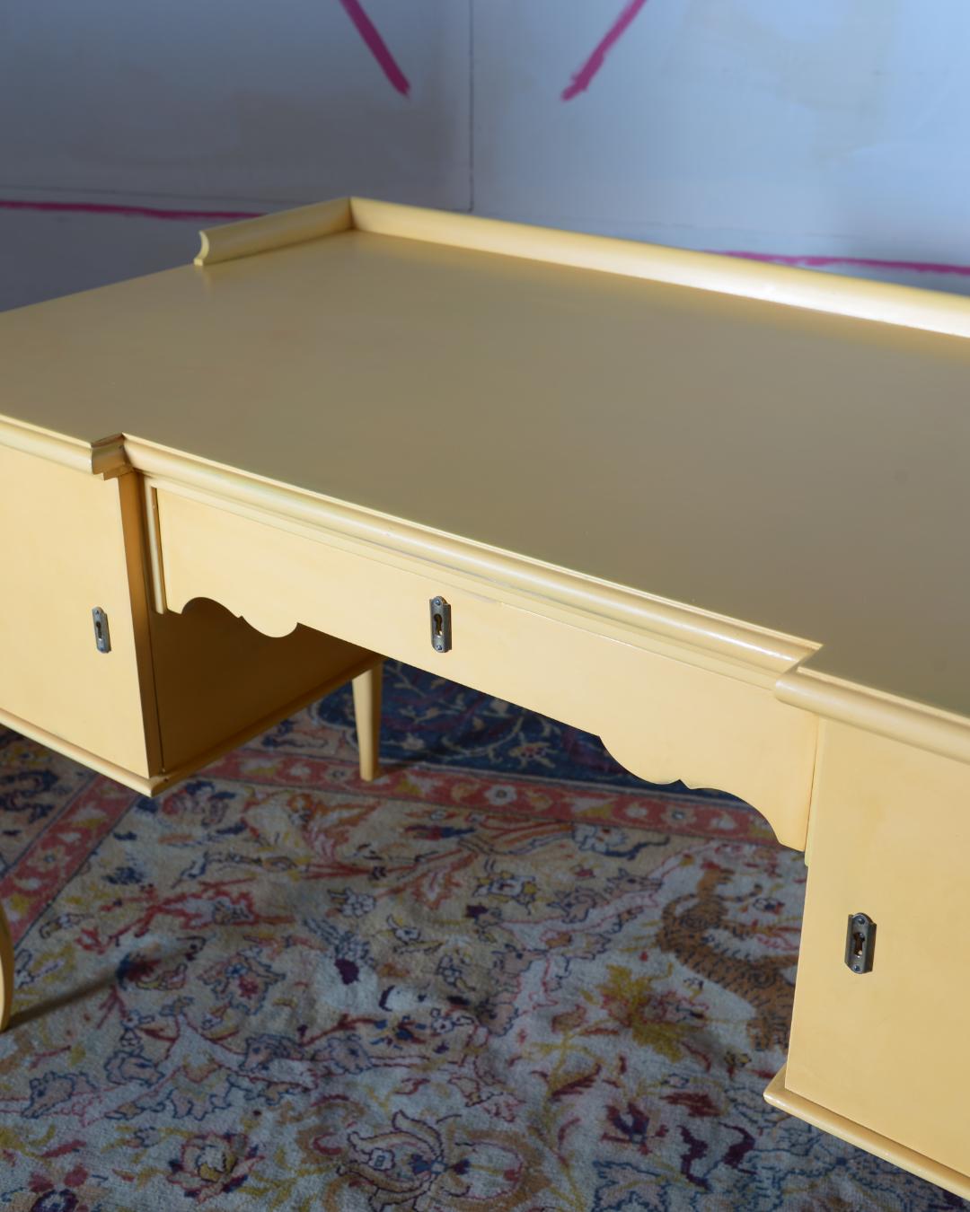Expressionist Rococo Berlin Deko Bureau-Plat/Desk, Lacquered in Saffron Yellow in vendita 3