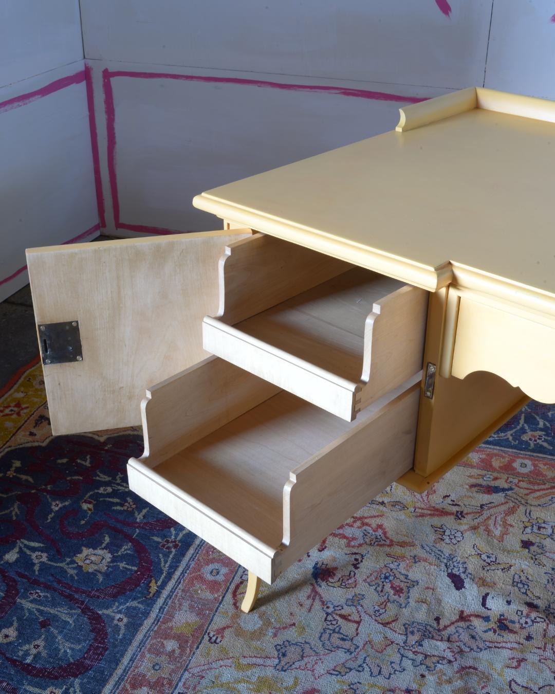 Tedesco Expressionist Rococo Berlin Deko Bureau-Plat/Desk, Lacquered in Saffron Yellow in vendita