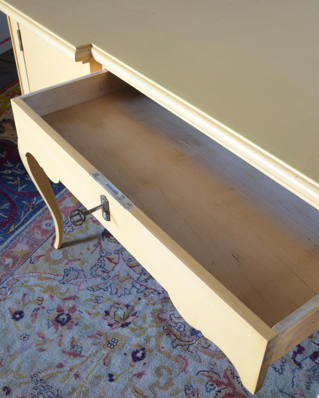 Expressionist Rococo Berlin Deko Bureau-Plat/Desk, Lacquered in Saffron Yellow In condizioni buone in vendita a Petershagen, DE