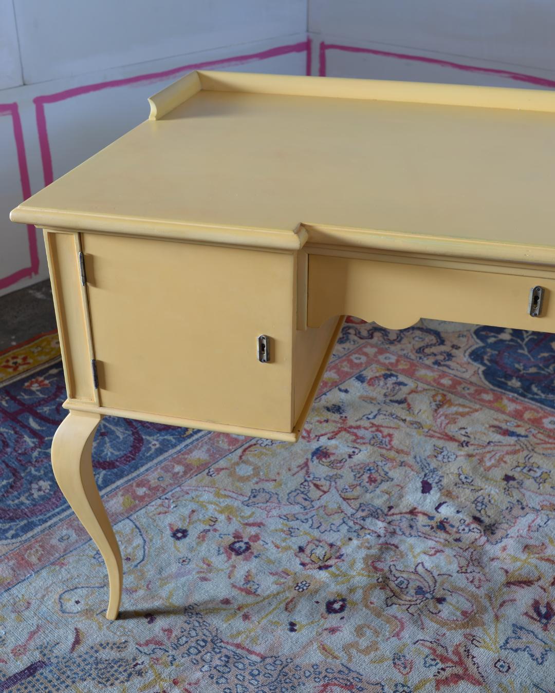Inizio XX secolo Expressionist Rococo Berlin Deko Bureau-Plat/Desk, Lacquered in Saffron Yellow in vendita