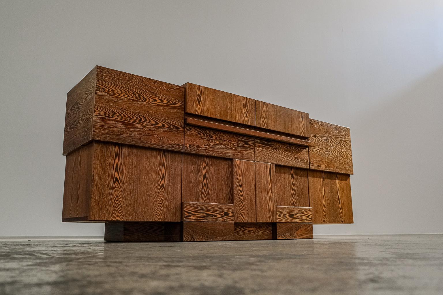 Credenza espressionista e brutalista 