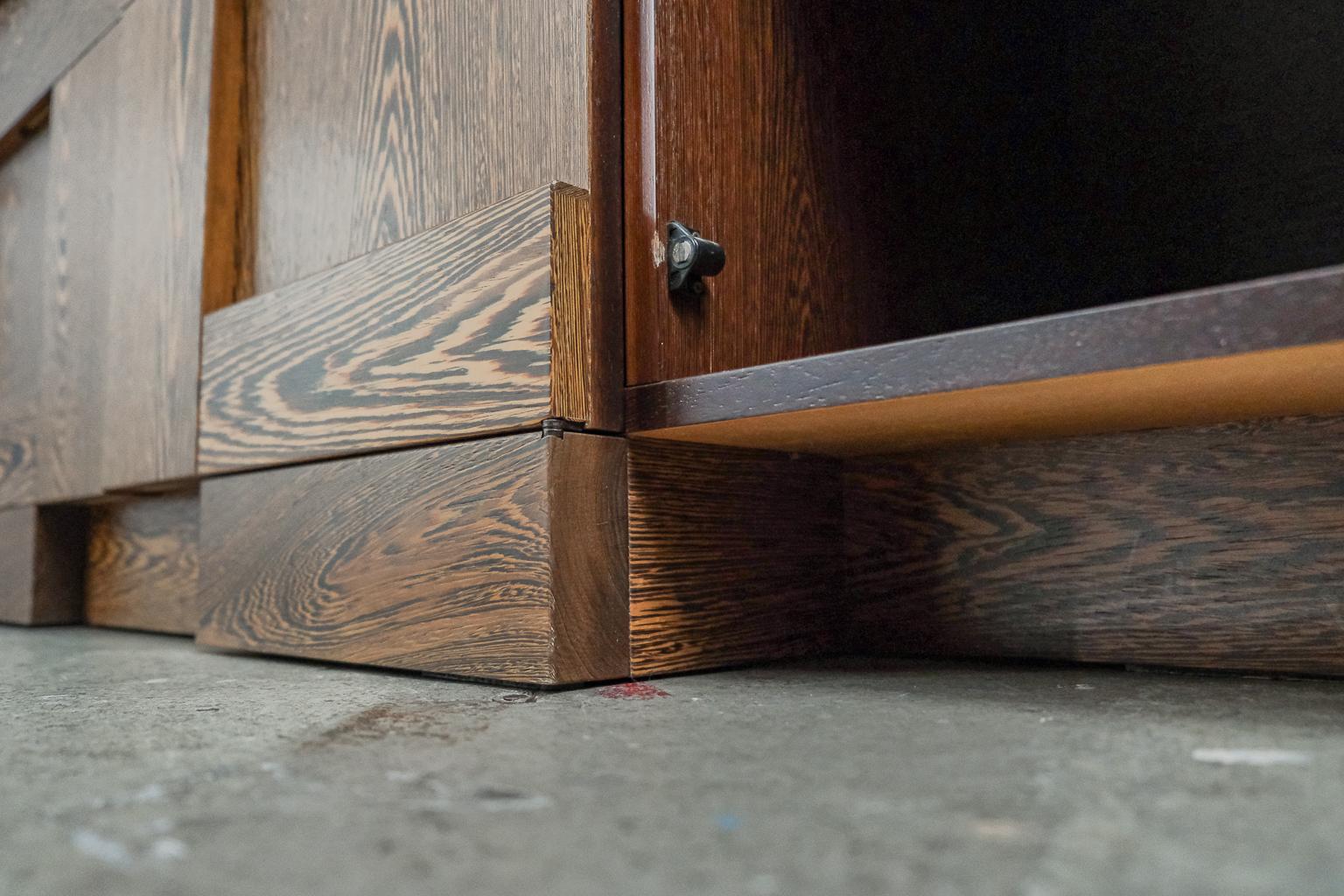 Credenza espressionista e brutalista 