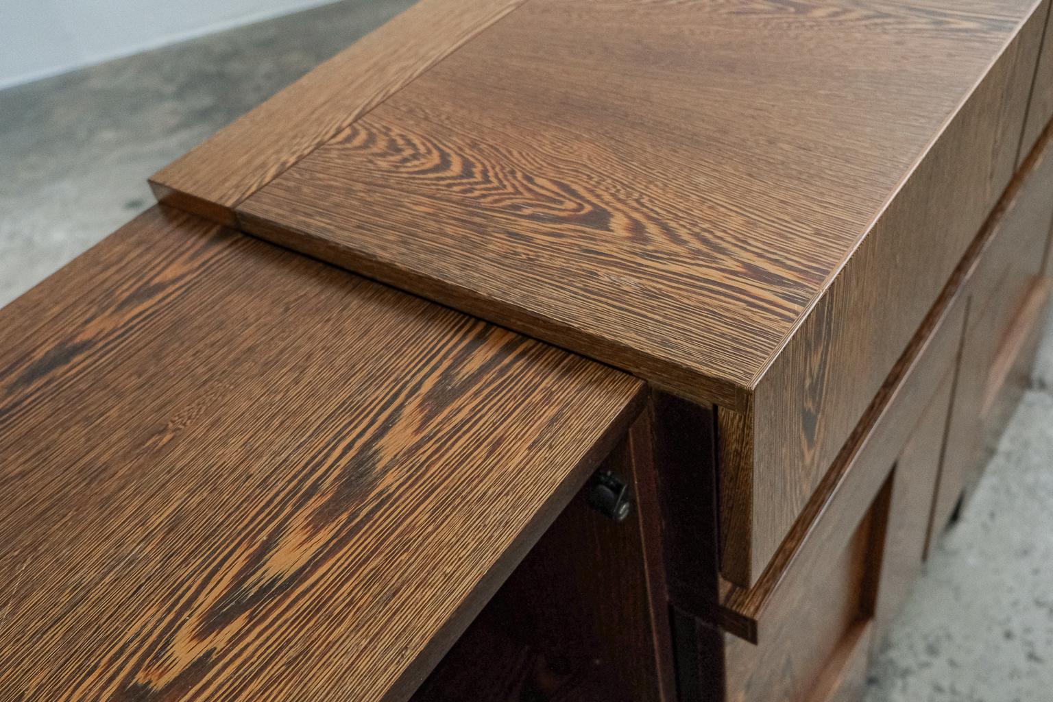 Credenza espressionista e brutalista 