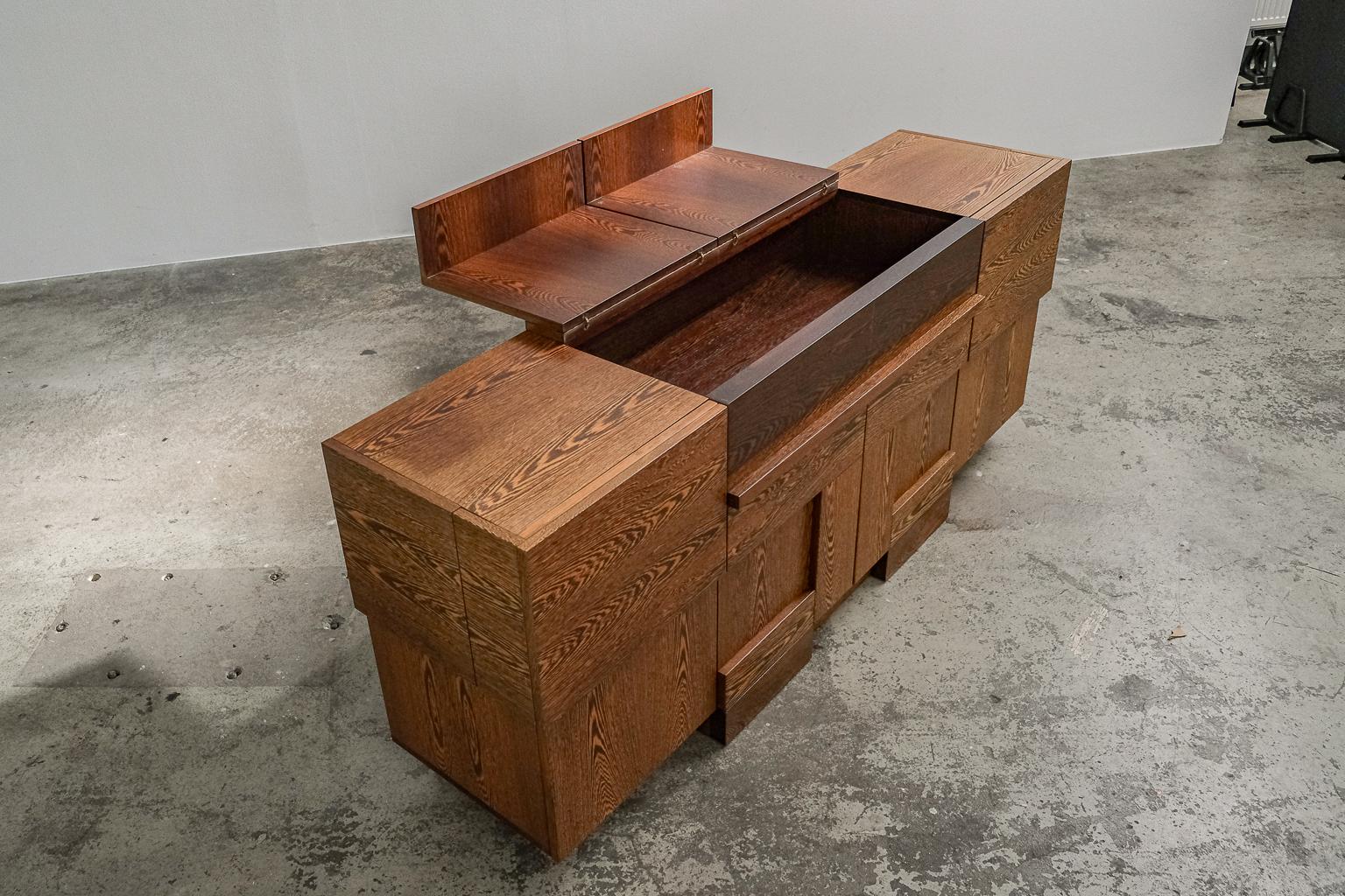 Credenza espressionista e brutalista 