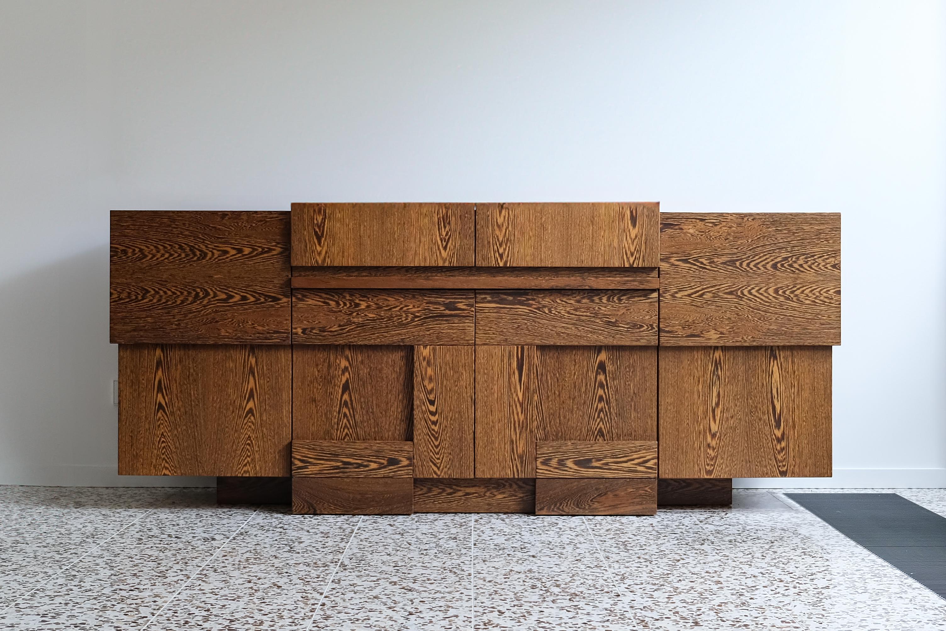 le buffet expressionniste

si une armoire est trop grande et qu'une étagère est trop ouverte, alors un buffet est exactement ce qu'il faut. le problème : pour en trouver un beau.... beaucoup sont coincés quelque part entre un coffre de fermier et